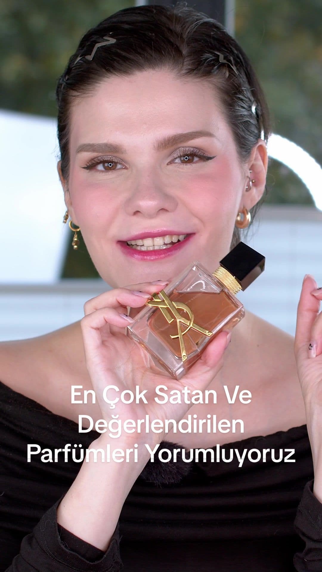 Videoda sponsor veya Reklam Yoktur ama yasalar Gereği *reklam  1- YSL Libre Flowers & Flames Libre serisinin en seksi parfümü açık ara bu olmuş. Libre'leri  çok seven de var sevmeyeni de var. Parfüm  ten seçiyor elbette, herkeste bambaşka bir hikayeye bürünüyor. Mesela klasik libre bana asla seksi bir koku gibi gelmedi hiçbir zaman çok cool kadın imajı çizen bir profili var her zaman mesafesini koruyan .  bu koku aynı zamanda çok seksi ama asla sizi yormayan baharatlı notalarıyla sarmalanmış zambak, sümbülteber, beyaz çiçek buketleriyle de yoğurulmuş kremsilik de bulunan zarif bir versiyonu olmuş. Kesinlikle serinin en çiçeksi versiyonu. O yüzden çiçek kokularını sevenler bu versiyonu daha fazla beğenir. 2- Lancome Idole Üst notada bergamot, armut ; Orta notada Isparta gülü, Mayıs gülü, yasemin; Alt notada beyaz misk, vanilya Parfüm dünyasının ilk miskli floral şipre parfümü. Ve en ince 1.5 cm şişeye sahip. Aslında bu parfümün de 5 farklı versiyonu bulunuyor intense olan versiyonu da çok başarılı Çok güzel çiçek kokan tertemiz ve naif bir parfüm bu. Benim için çok zarif bir gül parfümü, çok yakıştırdığım ve zihnimde bu parfümle eşleştdirdiğim karakterler var. Romantik, zarif, mis kokulu hanım efendiler:) 3- ysl black opium Mandalina Yağı - Tahıl Yağı - Fransız Lavanta Yağı - Kuşüzümü Kalp notalar: Lavanta yağı - Zambak - Yasemin - Portakal Çiçeği Dip notalar: Vanilya özü - Sedir Ağacı Yağı - Amber - Misk Bence en güzel kış parfümlerinden ve en seksi parfümlerden biri de bu. Eğer kahve kokuları seviyorsanız seversiniz. İlk açıldığınıda lavanta ve meyve notaları alıyorsunuz ama biraz bekledikten sonra kahve, vanilya ve yasemine dönüyor.  hem yasemin hem de vanilya kokusu baskın kalıyor. ben yasemin ve  vanilya kokularını çok sevdiğim için bu parfümü seviyorum. #ysllibre #ysllibreflowersandflames #blackopium #lancomeidole #parfümönerisi #parfüm #parfümchallenge #parfümönerileri #parfumviral #parfumtiktok 