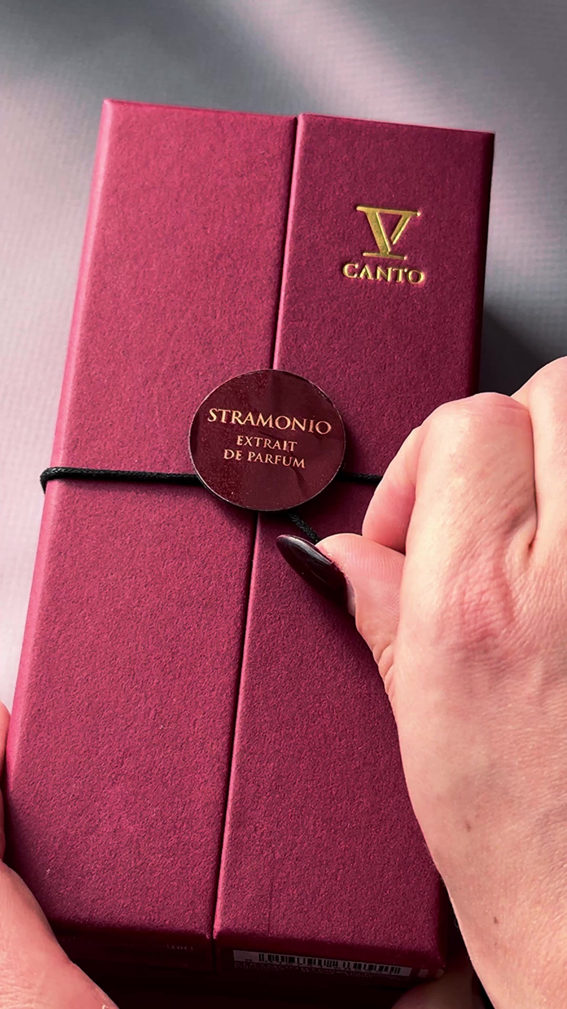 Аромат Stramonio – це справжня загадка, яка відкривається поступово, заворожуючи й притягуючи увагу. Він сповнений контрастів: початкові ноти можуть здатися трохи терпкими або навіть гострими, але це швидко змінюється, і з’являється м’яка, трохи солодкувата глибина. У композиції можуть відчуватися відтінки білих квітів, змішані з прянощами або навіть легкими нотами деревини, що надають аромату містичного, майже таємничого відтінку. Stramonio можна описати як звабливий і чуттєвий аромат, що пробуджує цікавість і залишає тривалий, незабутній слід. 🛍️1 мл/75 грн Розпив від 3х мл #розпивпарфюмерії#розпивпарфумів#нішевапарфумеріяоригінал❤️ #нішевіпарфуми 