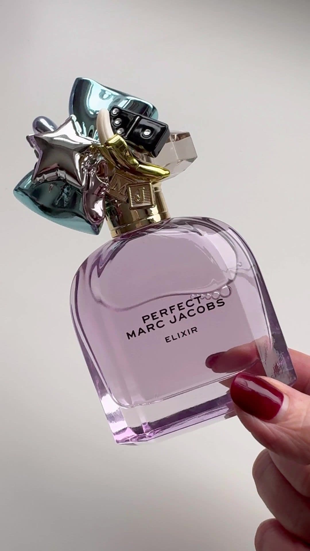 Surely the prettiest perfume bottle ever! 💜 @MarcJacobsFragrances Perfect elixir #perfumes #perfumelover #marcjacobs #scent #girlythings #prettypackaging 