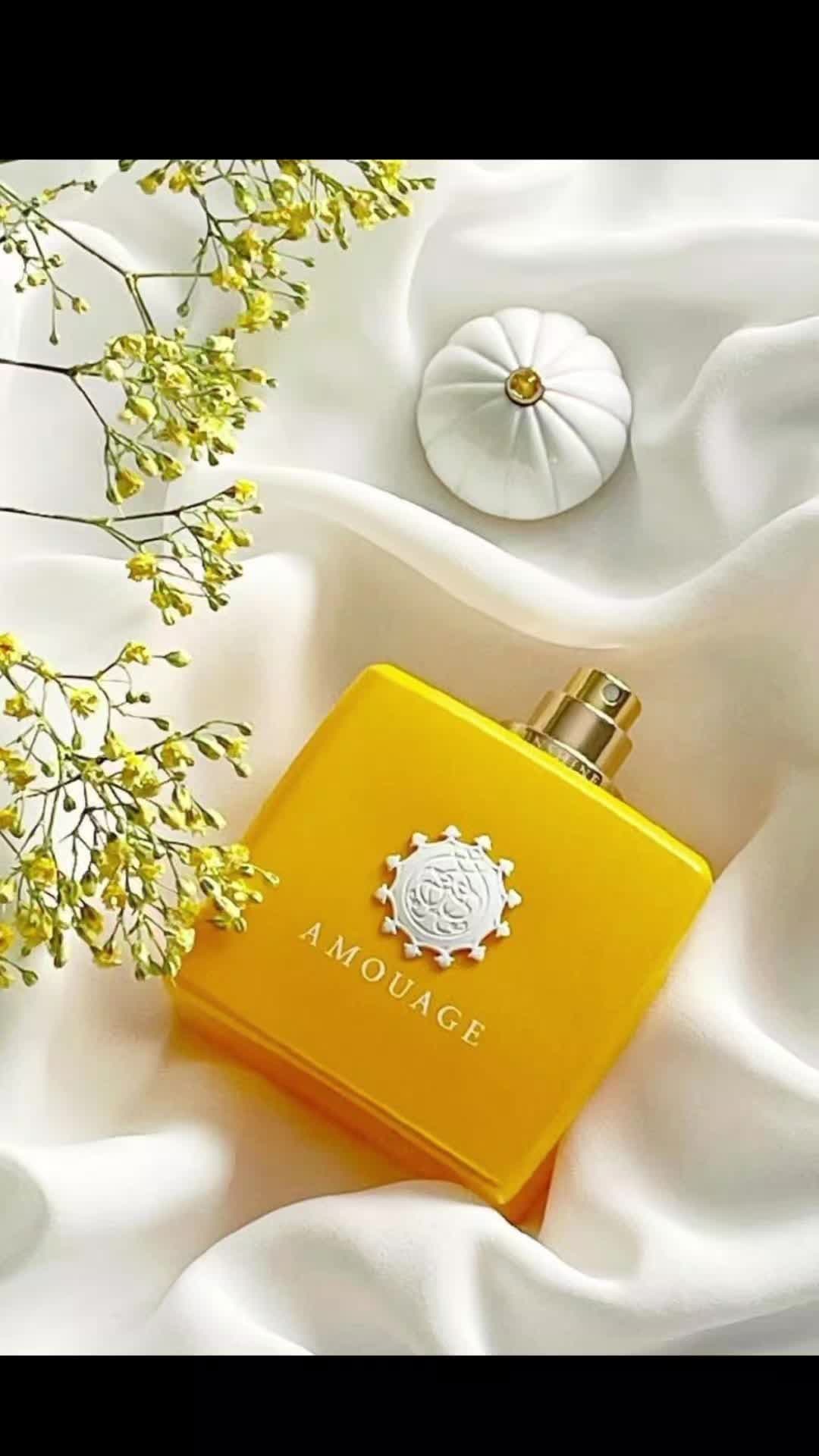 Sunshine Woman Amouage — это аромат для женщин, он принадлежит к группе восточные цветочные. Sunshine Woman выпущен в 2014 году. Парфюмер: Elise Benat. Верхние ноты: Миндаль, Черная смородина и Артемизия; средние ноты: Османтус, Ваниль, Магнолия и Жасмин; базовые ноты: Белый табак, Папирус, Можжевельник и Пачули.