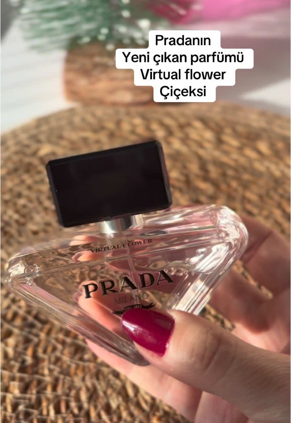 Eğer çiceksi kalıcı bir parfüm arıyorsanız mutlaka deneyin inanılmaz güzel bür koku🤌🏻 Bir bilgi daha : pradanın makyaj ürünleri 2025 te sephora mağazalarına gelicekmiş🫠 #prada #sephora #makyaj #parfüm #keşfet  reklam 