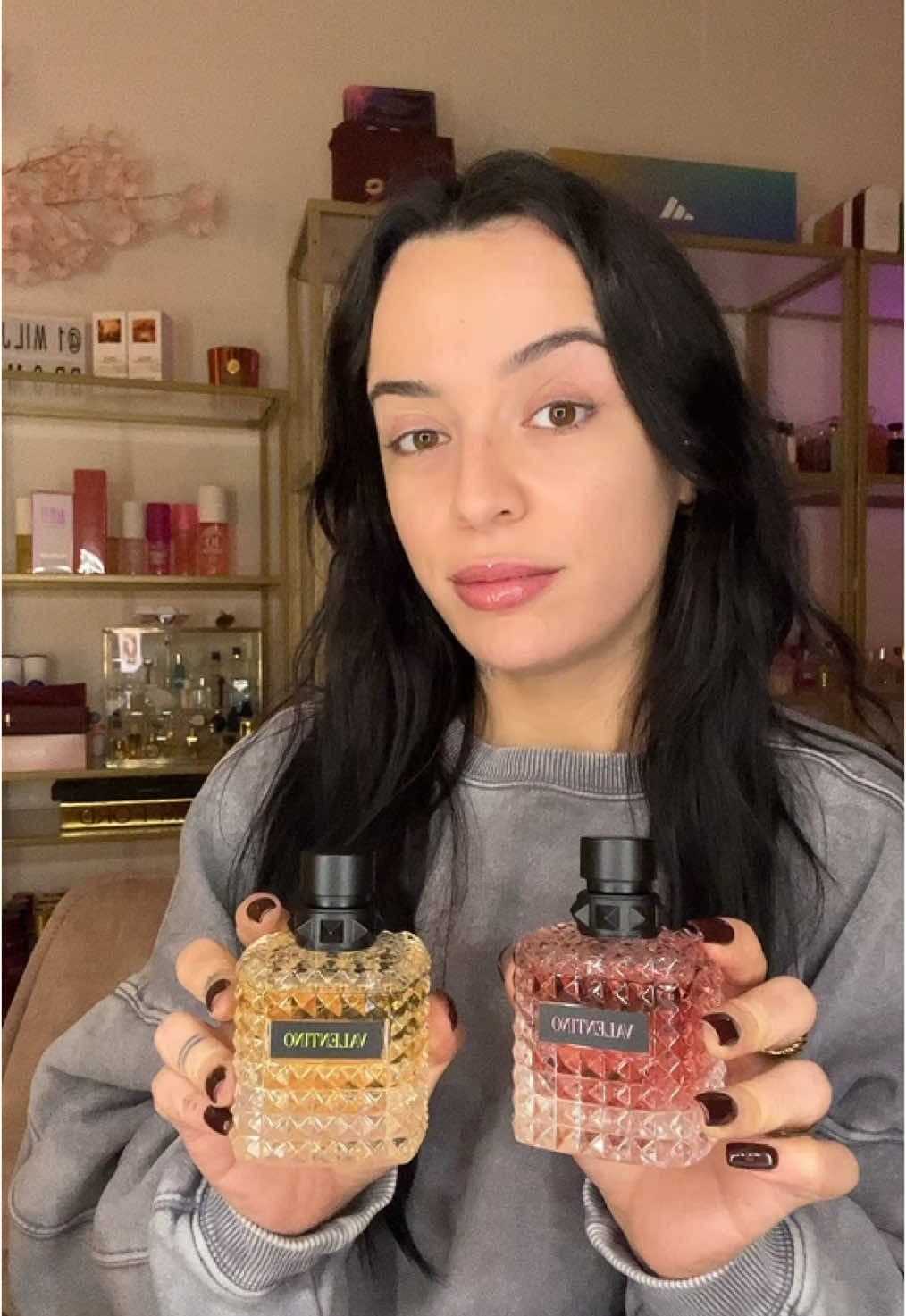 Antwoorden op @scentsationscentss reviewing @Valentino.Beauty donna born in roma + born in roma yellow dream 🫧 BORN IN ROMA top: zwarte bes, roze peper + bergamot  hart: jasmijn, jasmijn sambac & jasmijn thee basis: bourbon vanilla, cashmere en guaiac hout BORN IN ROMA YELLOW DREAM top: pioenroos (en citroen?) hart: turkse roos basis: witte musk  Heb jij al 1 van de flankers geprobeerd? Zo ja, welke is ja favoriet? 💗 *The fragrances were kindly gifted by the brand  #valentino #donnaborninroma #fragrancetiktok #perfumetok #parfum #1miljoendromen @Dave van Nederpelt 