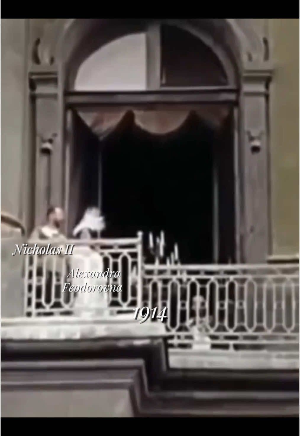 Uno de los balcones del palacio de invierno es famoso por el episodio de julio de 1914,cuando Nicolás II saludó a sus súbditos y leyó el manifiesto sobre la entrada en la Primera Guerra Mundial,a su lado se puede ver a la emperatriz alexandra. El área sobre la entrada Saltykovsky desempeñaba el papel de balcón para la familia imperial,desde donde observaban los desfiles militares. En el segundo piso,a ambos lados,había un balcón que daba al jardín de invierno de la emperatriz. Estas soluciones arquitectónicas contribuyeron al cumplimiento de tareas representativas estándar para el emperador #romanov #olgaromanov #tatianaromanov #mariaromanov #anastasiaromanov #alexeiromanov #alexandrafeodorovna #nicholasii #fyp #foryou #fypシ゚ #parati #viral 