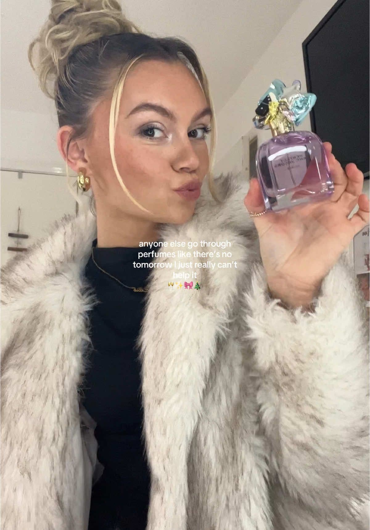 Think I found my new favourite scent! @MarcJacobsFragrances  A spark of holiday magic with Marc Jacob’s Perfect Elixir Eau de Parfum 🎀✨🎄 ad #marcjacobs #marcjacobsfragrances #perfumetiktok #newscent 