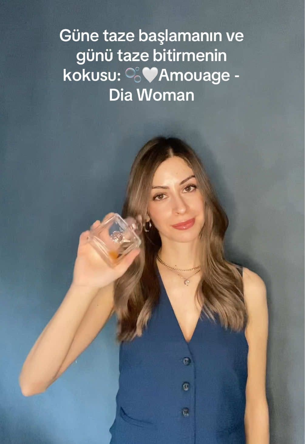 Ruh, beden ve zihin dengesi dendiğinde “temizlik” kavramı hayatımda önemli bir yere sahip. Haliyle “temiz” kokmakta. Çünkü iyi  ve huzurlu hissettiriyor, daha ne olsun.🤍 O yüzden bir çok kadın gibi temiz ve sabunsu parfümleri çok severim. Temiz, sabunsu, lüks ve pudralı hissiyattan ötürü elimin sıklıkla gittiği parfümlerden kendisi.   İçinde çok fazla nota var... 🤍Bir baz yağı içerisine saf gül uçucu yağı ilave ettiğinizdeki o koku, parfüme temizlik hissiyatı veren aldehitler, en karmaşık kompozisyonlarda bile adeta parlayan süsen kökünün verdiği pudramsı hava ve misk en bariz kokusunu duyduklarımdan. #amouage #amouagedia #amouageperfume #fragrancetok #perfumetok #perfumetiktok #gününparfümü #fyp
