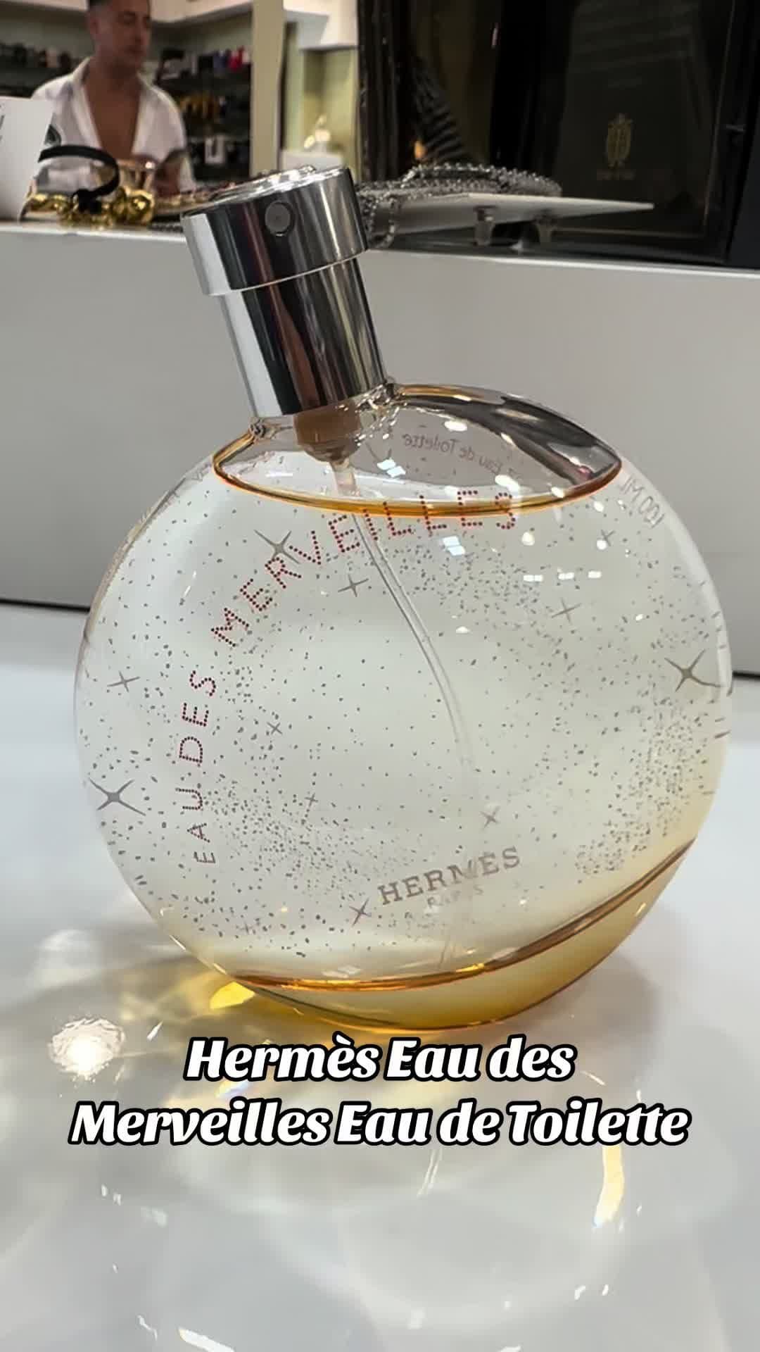 Hermès Eau des Merveilles, un profumo incantato, caldo e vivace. Una fragranza dalle note dolci e vanigliate del benzoino e dagli accenti legnosi uniti a un accordo di ambra grigia, una favolosa passeggiata nella freschezza degli aranci selvatici.#profumi #tafuri#miglore #hermes @profumeria.tafuri 