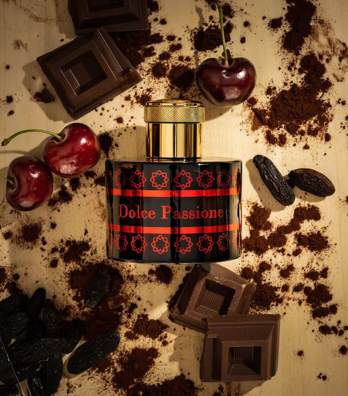 Il 𝗰𝗶𝗼𝗰𝗰𝗼𝗹𝗮𝘁𝗼 𝗳𝗼𝗻𝗱𝗲𝗻𝘁𝗲 danza con il 𝘁𝗮𝗿𝘁𝘂𝗳𝗼 𝗯𝗶𝗮𝗻𝗰𝗼, creando un’armonia di profumi dolci e irresistibili 🍫 𝘿𝙤𝙡𝙘𝙚 𝙋𝙖𝙨𝙨𝙞𝙤𝙣𝙚 è nato dalla visione di catturare l’essenza dell’amore e della seduzione in un flacone. Ispirato dai lussuosi e antichi giardini di Roma, dove il tempo sembra fermarsi, Dolce Passione racconta la storia di un incontro magico tra la dolcezza del cioccolato fondente e la rarefatta eleganza del tartufo bianco.  Un’ode alla dolcezza e alla passione, un simbolo di lusso e desiderio. Un viaggio sensoriale, un’esperienza afrodisiaca che cattura l’essenza della passione e del desiderio. Questa fragranza avvolge i sensi con un abbraccio seducente e misterioso. 🍫 𝗡𝗼𝘁𝗲 𝗱𝗶 𝘁𝗲𝘀𝘁𝗮: Miele, Cioccolato 💝 𝗡𝗼𝘁𝗲 𝗱𝗶 𝗰𝘂𝗼𝗿𝗲: Cacao, Prugna, Fragola, Ciliegia, Vaniglia 🍦 𝗡𝗼𝘁𝗲 𝗱𝗶 𝗳𝗼𝗻𝗱𝗼: Vaniglia, Muschio Bianco, Tartufo, Fava Tonka #profumeriedabbene #fragranze #FragranzeItaliane #profumidinicchia #profumerie #perfumlover #beautyroutine #profumeriapalermo #palermoexperience #palermogram #palermobeauty #dolcepassione #pantheonroma #pantheonromaprofumi #tiktokitalia #perte #fyp #fyp #palermo #sicilia 