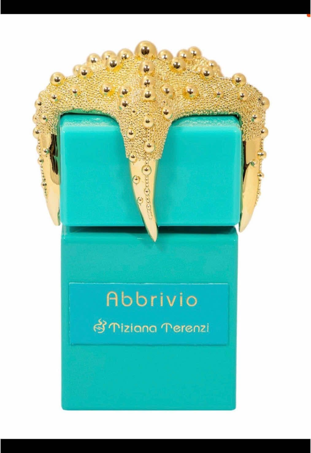 Tiziana Terenzi Abbrivio — çox maraqlı və qeyri-adi bir ətirdir. Onun dəniz, duzlu külək və ekzotik meyvələrin harmoniyasını əks etdirməsi ilə yanaşı, qeyri-adi notları ilə fərqlənir. Çiyələk və portağalın təravəti boz ambra, tonka paxlası və müşk ilə qarışaraq isti və su tərkibli bir atmosfer yaradır. Adriatik yosunlarının su elementini əlavə etməsi isə bu ətiri tamamilə unikal edir. Ətrin əsas notları : 	•	Yuxarı notlar: Çiyələk, portağal 	•	Orta notlar: Adriatik yosunları, trəstik şəkəri 	•	Baza notlar: Boz ambra, tonka paxlası, müşk Bu notlar birlikdə su təravəti, ekzotik meyvə şirniyyatı və isti, yumşaq bazanı birləşdirərək unikal və unudulmaz bir kompozisiya yaradır.   #tiziana #tizianaterenzi #tizianaterenziperfume #fransella_perfumery #fyp #fypシ #kesfet #kesfetbeniöneçıkart #parfum #ətir 