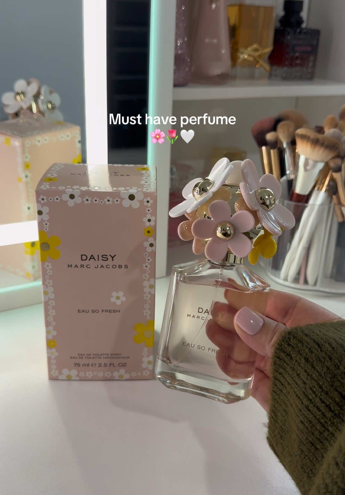 Definitely one of my favorites🌸  #daisymarcjacobs #perfume #perfumetiktok #eausofresh #floral #perfumemusthave #tiktokshop #tiktokshopfinds #spring #fyp #foryoupage #giftsforher #perfumetok 