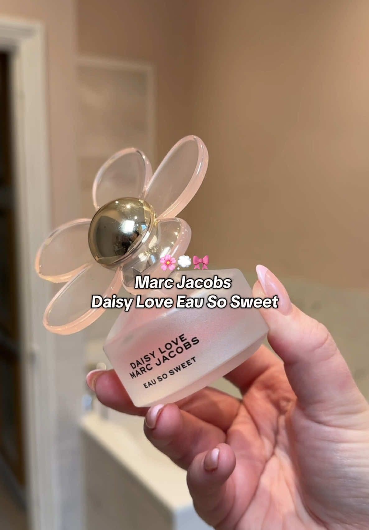 Sweet and floral, here’s a new fragrance for you @MarcJacobsFragrances 🌸🎀#creatorsearchinsights #marcjacobsfragrances #ugccontentcreator #ugccommunity #daisymarcjacobs #fragrancetok #fragranceoftheday 