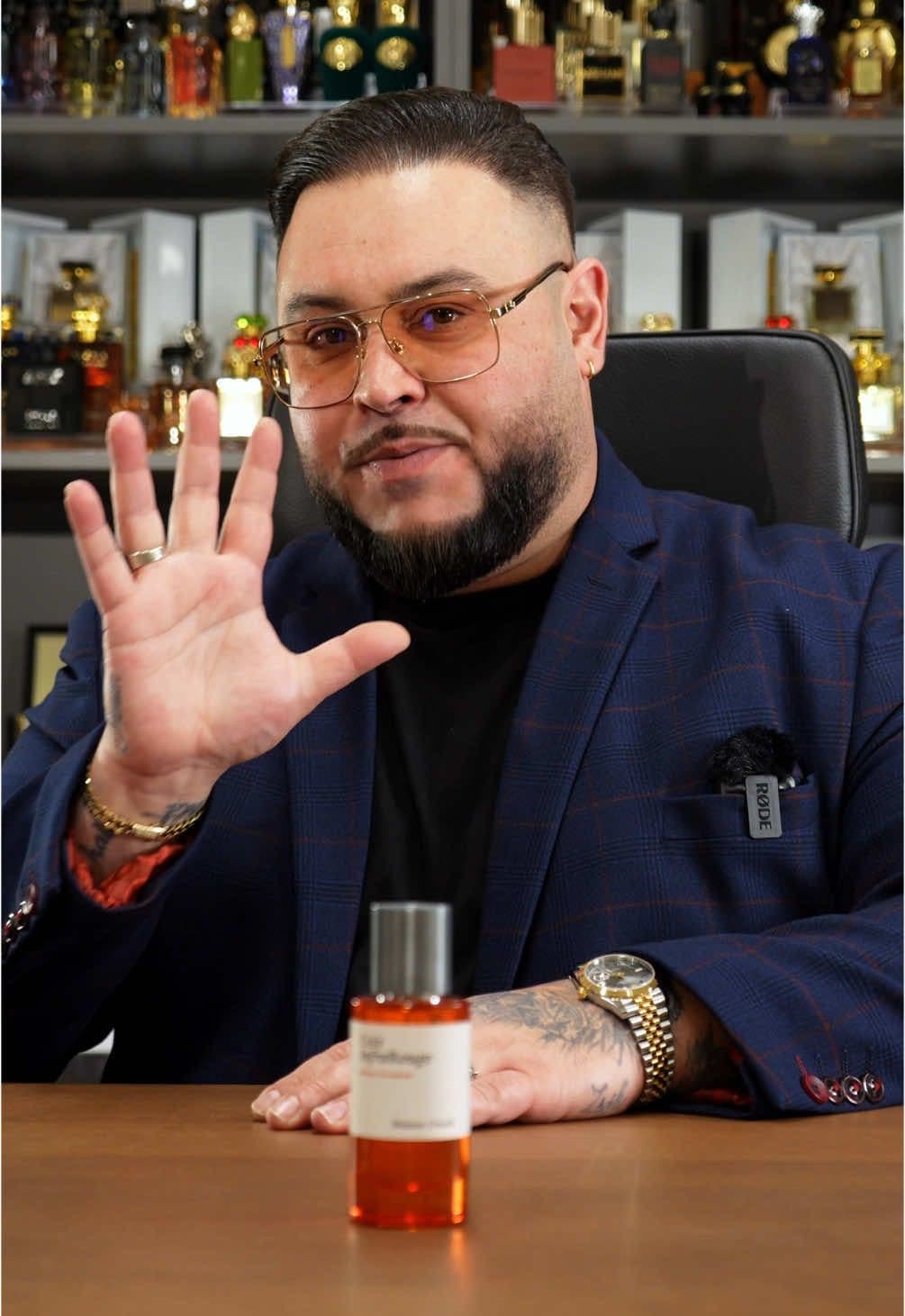 Dodon - Cuir Infrarouge 🔥💯 Der Duft eröffnet mit einer verführerischen Explosion von süß-fruchtigen Himbeeren, die in ihrer Frische und Lebendigkeit jeden Moment verzaubern. Diese Himbeernote, begleitet von zitrischen und fruchtigen Akzenten, sorgt für einen prickelnden Start, der den Alltag vergessen lässt.   In der Herznote entfaltet sich ein harmonischer Lederakkord, der subtil von warmen Zimtnoten und edlen Hölzern unterstützt wird. Dieses Ensemble vereint sich zu einer meisterhaft ausbalancierten Komposition, in der das Leder die Hauptrolle spielt, jedoch in perfektem Einklang mit den übrigen Elementen bleibt.   Der Drydown ist ein wahrer Genuss: Der unverkennbare Oud-Akkord von Mr John Brown verschmilzt mit cremiger Vanille und sinnlicher Tonkabohne. Das Resultat ist ein süßlich-ledrig-fruchtiger Abschluss, der lange nachklingt und die elegante Signatur des Duftes unterstreicht. #maisoncrivellicuirinfrarouge #cuirinfrarouge #maisoncrivelli #perfumuer #fragrance #fragrancecreator #mrjohnbrown #selfriges #selfridgeslondon 