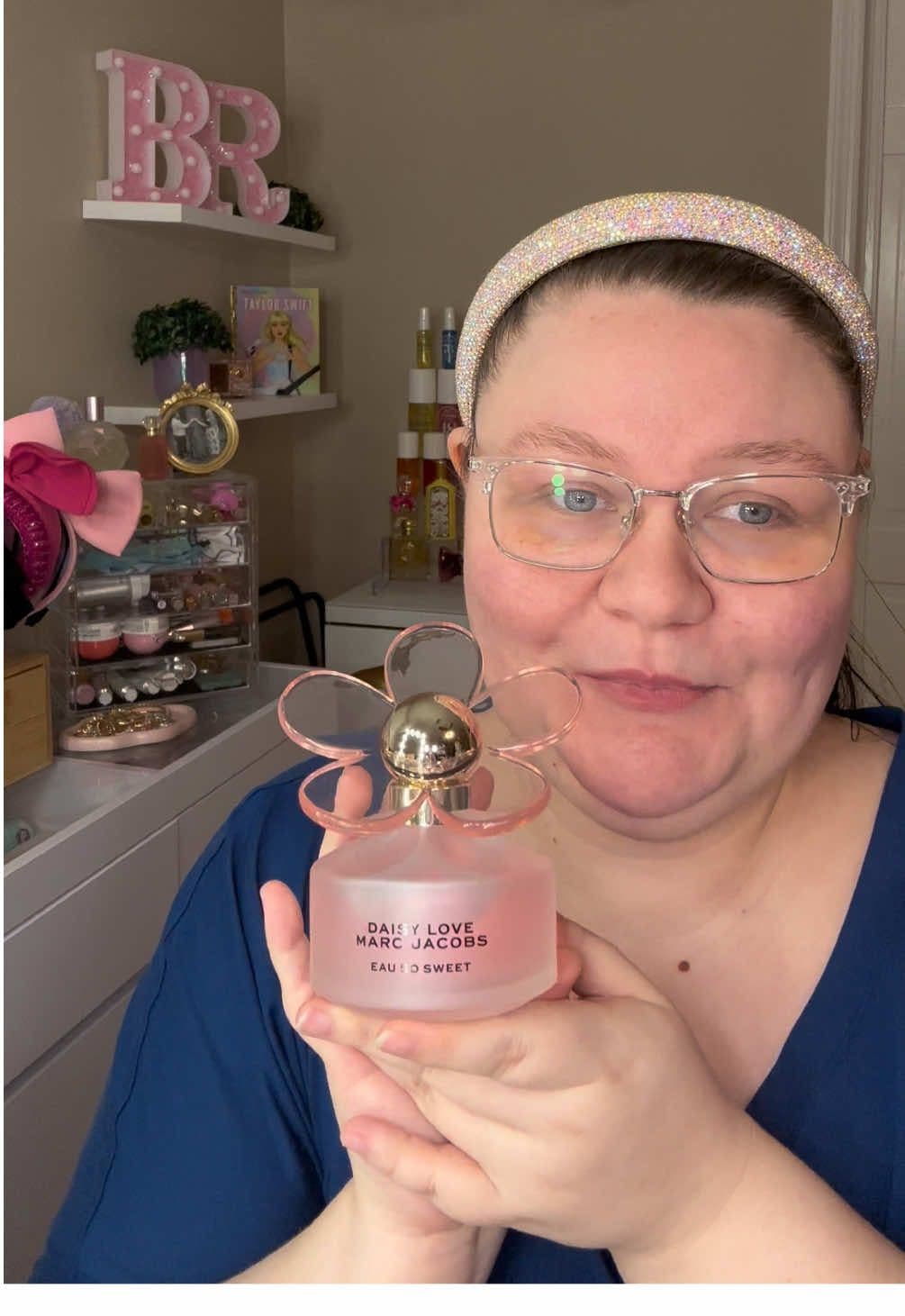 Perfume review of #daisyloveeausosweet by @MarcJacobsFragrances #perfumereview #perfumetiktok #anotherdayanotherspray #sweetperfume #perfumes 