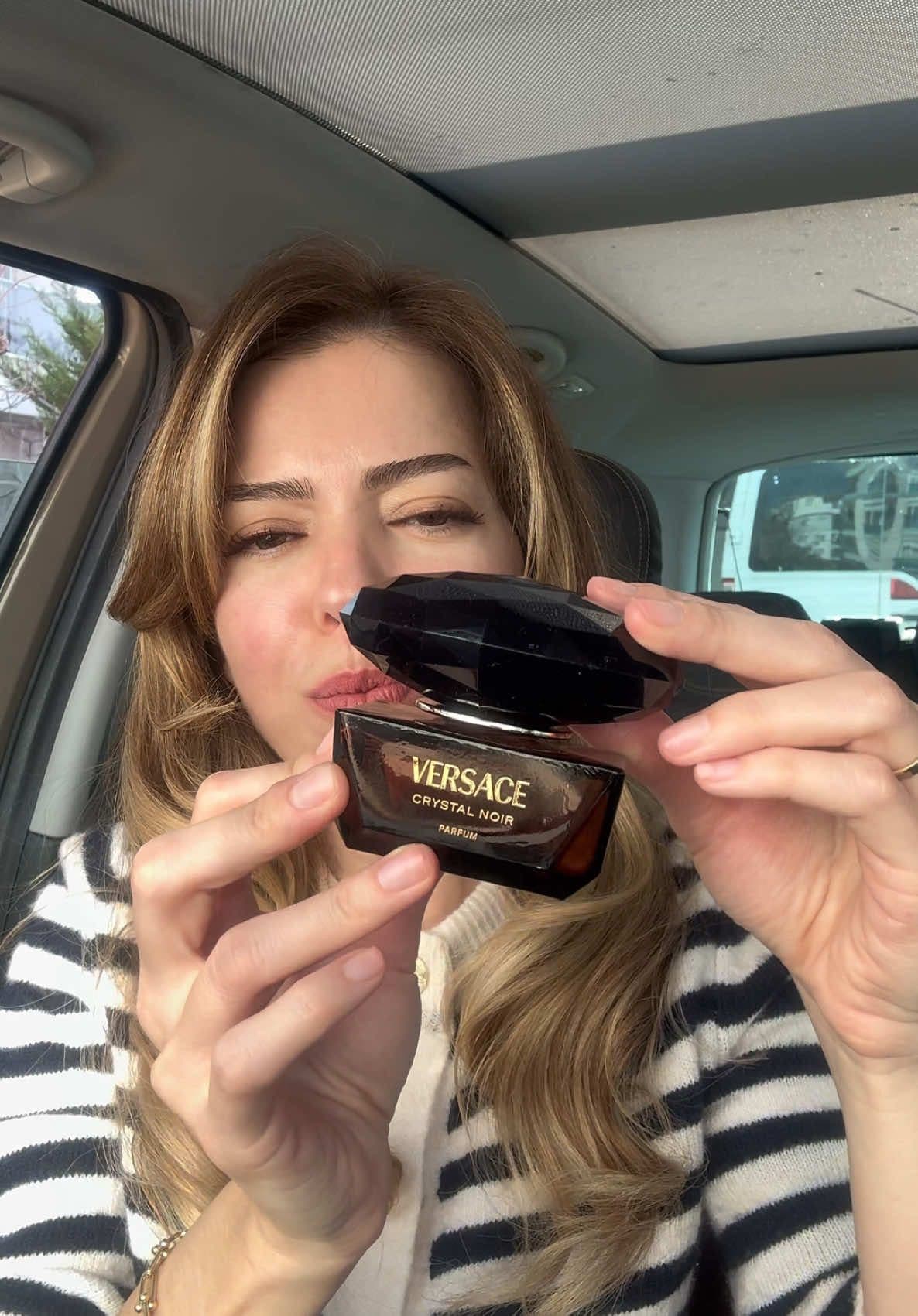 Bana en güven veren kokuyla gün daha güzel … @Versace #versacecrystalnoir #versacefragrances   #VersaceParfum #VersaceParfum #sephora #luxuryperfume #scentoftheday #işbirliği 