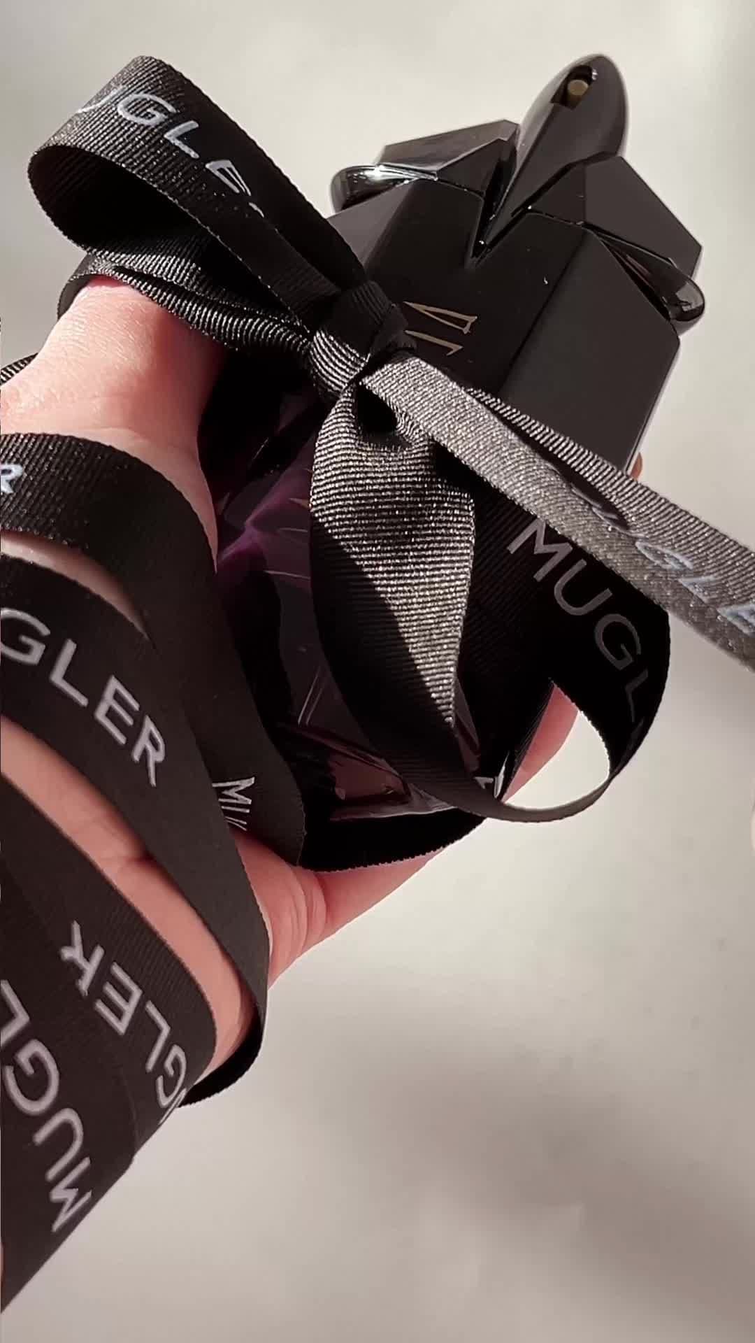 Mugler Alien Extraintense Fragrance  A luminous bloom of white florals unfurls like moonlight on silk, with tuberose whispering in soft, hypnotic waves. The heart is warm and sensual, where creamy vanilla melts into the embrace of smooth, woody depths—rich, yet weightless, like a secret held close. A delicate veil of powder settles, kissed by a fresh green breath, while a soft, musky glow lingers on the skin, intimate and eternal. PR #fragrance #mugleralien #newperfumerelease #newperfume #beautyunboxing @Mugler 