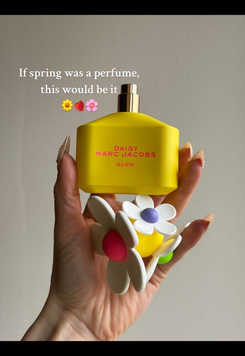 Endless thoughts of spring and summer with Daisy Glow by Marc Jacobs 🌼🍓AD The scent of sweet, floral strawberry fields on bright summer days, the latest limited edition seasonal twist on the classic Daisy by Marc Jacobs scent.  Top notes : strawberry 🍓 Heart notes : violet, marigold Base notes : vanilla, blonde woods On my skin, I get a fruity sweetness of strawberry a slight hint of banana notes with a very subtle floral violet touch to it. The dry down of blonde woods and vanilla are enveloping without being overwhelming or sickly which makes for a very wearable and inoffensive scent for many occasions. If you have ever smelt Daisy Pop, it isn’t dissimilar in projection and sillage to that, however without the citrusy fragrance.  The Daisy Glow Limited Edition range brings three new scents to the daisy classic; Daisy Love Glow, Daisy Glow and Daisy Eau So Fresh Glow. Reading the scent notes of each, I definitely think I would fall in love both 🌼🍐 Daisy Eau So Fresh ; Grapefruit and Pear at the top, violet and raspberry at the heart and a base of cedar, musk and mimosa  🌼🍋 Daisy Love Glow ; Bergamot at the top, lemon blossom at the heart and a base of musk and cashmere wood Have you tried any of the collection yet? @MarcJacobsFragrances @marcjacobs @Community X SEEN  #MJDaisy #MarcJacobsDaisy #DaisyGlow #fragrances #perfumes #floralfragrance #fragrancelover #giftsforher #communityxseen #designerfragrance #perfumetiktok #frafrancetok #fyp #perfumecollection #perfectasyouare