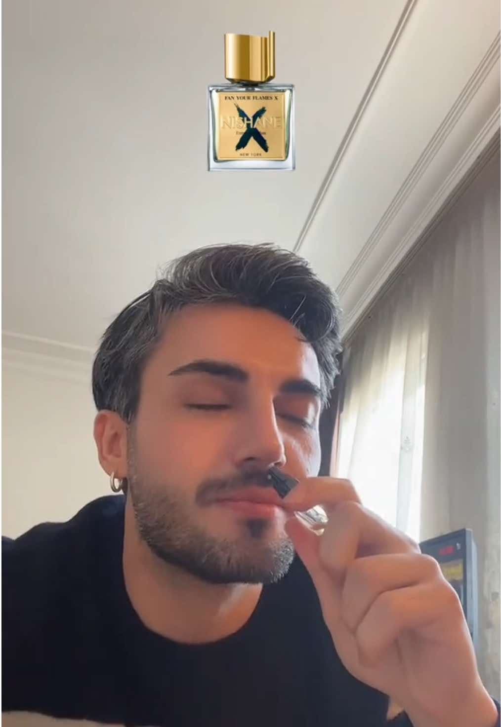 Bir dekant bağımlısı olarak, Nishane’den Fan your flames X parfümünü deneyimliyorum ve videoda söylediğim gibi aşk yaşıyorum. Gayet maskülen, lüks hissiyatı yüksek ve özgüveninizi yükseltecek, baymayan hafif tatlılığı, odunsu noktaları ve açılışıyla birlikte gelen içkimsi - hindistan cevizi akoruyla, bence bir çoğunuzun seveceği harika bir sonbahar-kış parfümü.  #nishane #nishanefanyourflamesx #fypシ゚ #fyp #perfumetiktok #parfümönerisi #fragrances #fragrancetiktok #erkekparfüm #arelfragrance #luxuryfragrance 