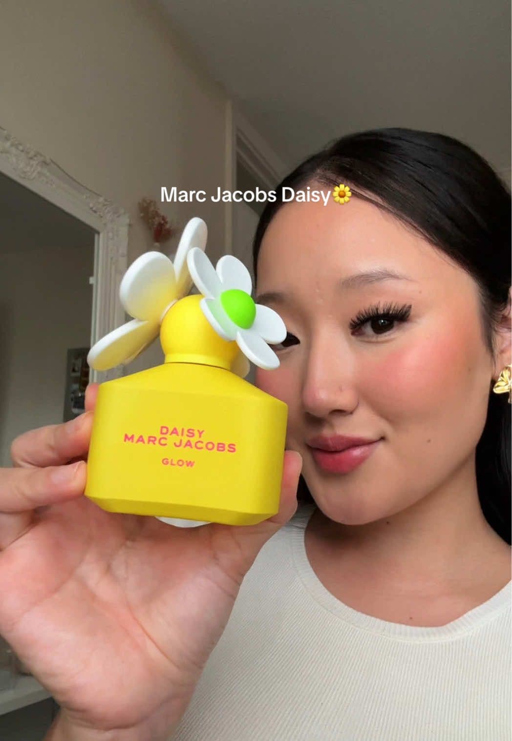 Love me some floral scent💐and the daisy glow limited edition fragrance from @MarcJacobsFragrances has become my favourite!!💓 it has a bright, seasonal twist on the classic Daisy scents🌼   The iconic Daisy bottles are newly dressed in Marc Jacobs signature yellow, giving the bottle the ultimate glow💛 @Community X SEEN  #MJdaisy #fyp #musthaves #selfcare #ugc #ugccreator #fragrance #perfume #floral #scent 