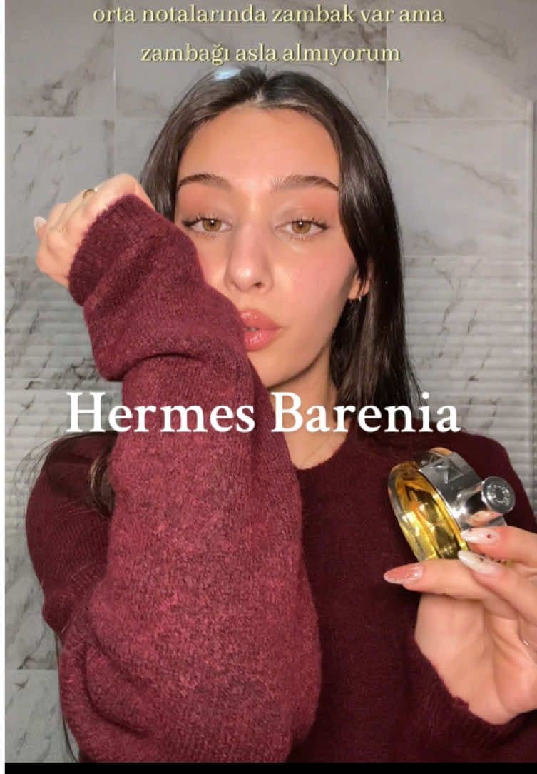 Sence ben mi fazla hassasım, yoksa Barenia gerçekten tartışmalı bir koku mu? Yoruma bekliyorum! 💬🧡 *reklam yok #Hermes #HermesBarenia #Parfümİnceleme #ParfümTutkusu #LüksKoku #ParfümSeverler #KokuAşkı #FragranceReview #LuxuryFragrance #Parfümİnceleme 