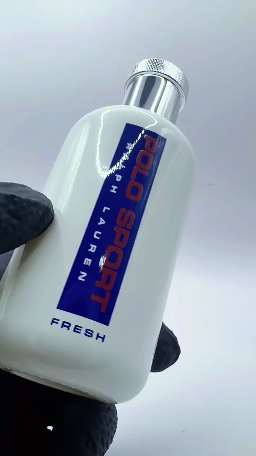 Polo Sport Ralph Lauren Una maquina del tiempo que te transporta de forma directa a los 90 olor energizante, deportivo, limpio, a niño bien bañado y vestido  de esa epoca. Una maravilla de fragancia a la que la reformulación ha debilitado mucho su rendimiento pero que mantiene su esencia, a dia de hoy mas quizás para autodisfrute e ir a la playa, te la recomiendo? Si eres que le gusta los perfumes frescos está es la Tuya!! #polosport #perfumesmasculinos #perfumes #perfumetiktok #barcelona #laguairavenezuela🇻🇪 #caraca #flypシ #fl #modayestilo #lomejorestallegando 