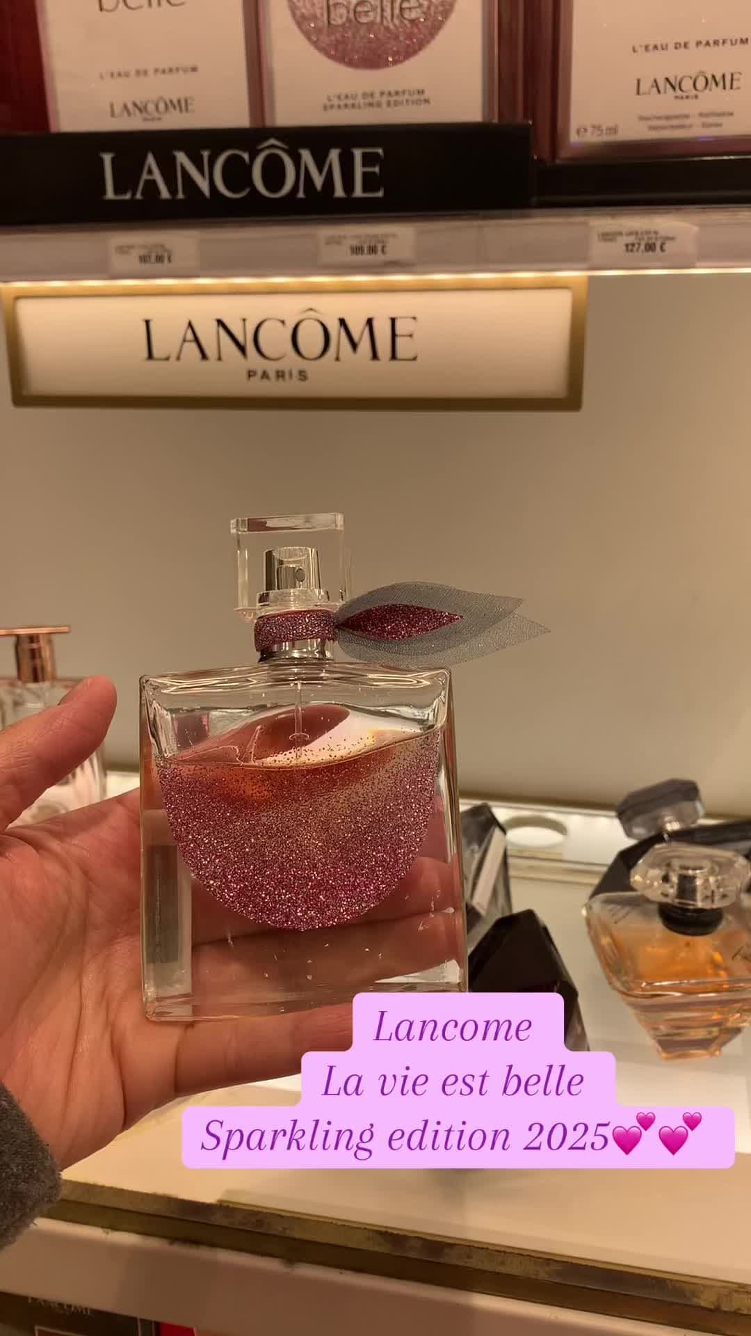 💯💯 Nếu đã là tín đồ của #Lancome thì ko nên bỏ qua bé này nhé😘 hãy dành 1 chỗ trống trên bộ sưu tập nước hoa thui cả nhà uiii chai đẹp xỉuiii✨✨ 🎊La Vie Est Belle  Sparkling Edition 2025  - siêu lấp lánh 🔴Một phiên bản với hương thơm ngọt ngào của sự phối trọng hương trái cây mọng nước và các loài hoa có hương thơm quyến rũ. ✨ Lớp hương đầu khởi nguồn từ những hạt nho đen sóng sánh cùng vị ngọt thanh tao của quả lê mọng nước, sản phẩm tạo điểm nhấn đầy bất tận về bầu trời rộng lớn.  ✨Hương giữa lại là sự kết hợp giữa các loại hoa như iris, hoa nhài, hoa cam đem đến sự tươi mát, dịu nhẹ của tiết trời mùa thu.  ✨ Cuối cùng là sự nhường bước cho không gian lan tỏa của hương vani và kẹo hạnh nhân giúp bạn thêm ngọt ngào trong ánh nắng buổi sớm, tạo nét chấm phá cho hương cuối.