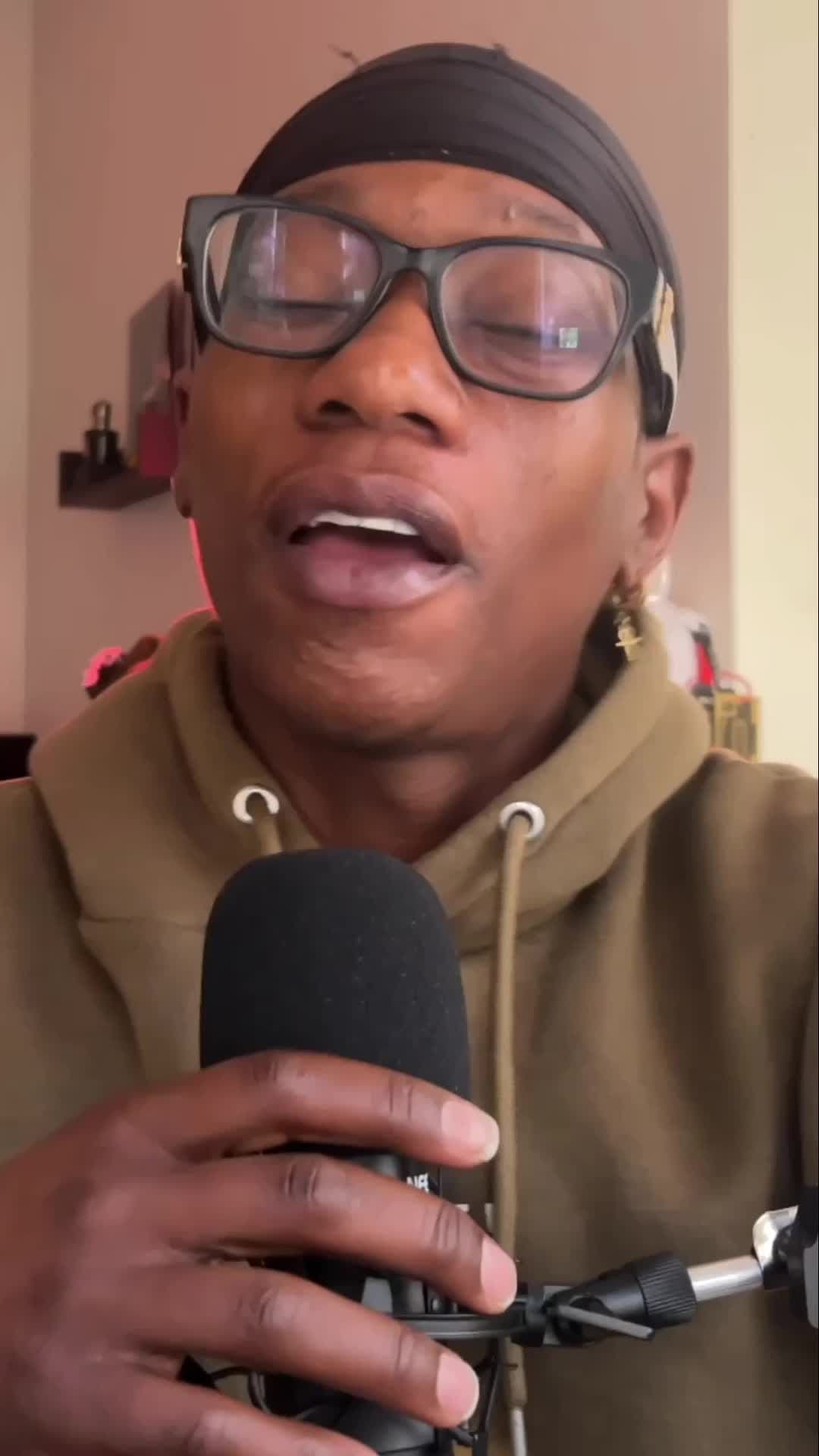 Looking for a refined yet modern leather fragrance? Intense Leather by Salvatore Ferragamo delivers a smooth blend of fresh citrus, herbal aromatics, and deep, sensual leather. This scent is perfect for those who want a bold yet sophisticated signature fragrance, ideal for both formal and casual settings. 🔹 Top Notes: Mandarin, Pink Pepper, Clary Sage 🔹 Mid Notes: Annurca Apple, Lily of the Valley, Orris 🔹 Base Notes: Leather, Musk, Oakmoss A contemporary leather scent with a touch of Italian elegance—does it live up to the hype? Let’s find out! #SalvatoreFerragamo #IntenseLeather #FragranceReview #CologneLovers #MensFragrance #Fragrance 