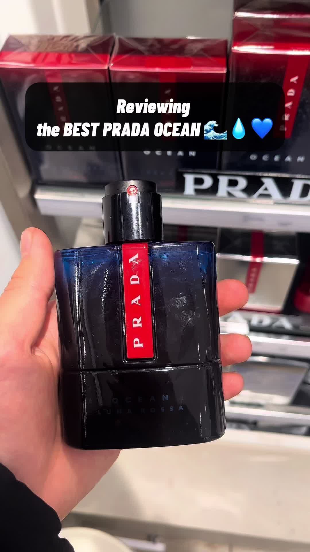 Prada Luna Rossa Ocean Eau de Toilette is a fresh fragrance that blends with aquatic and aromatic notes with a deep woody base. It opens with a burst of refreshing bergamot and pink pepper, followed by a heart of lavender. The scent settles into a rich base of vetiver, musk, and patchouli, creating a refined yet modern masculine character.  #perfumetiktok #perfume #review #fragrancelover #perfumelover #prada #lunarosa #pradalunarossaocean #douglas #eaudetoilette #pradalunarossaoceanedt 