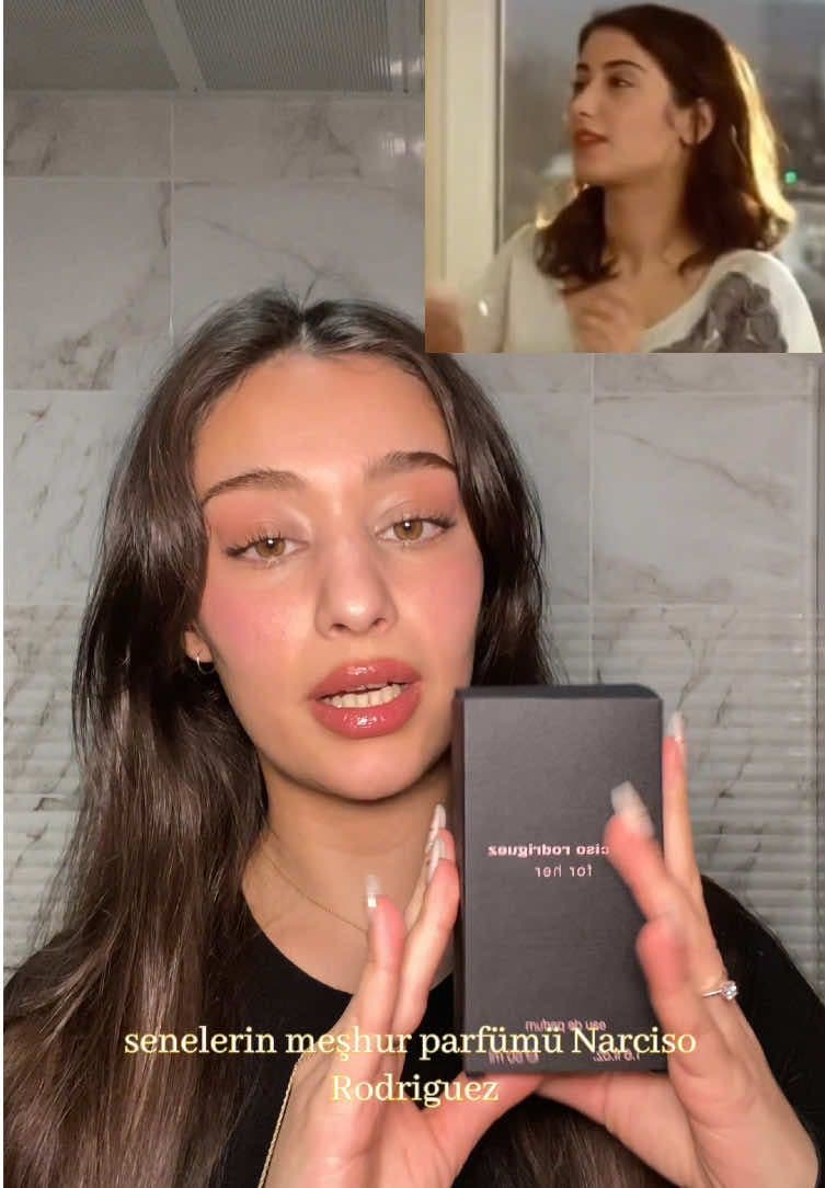 Bu parfümle ilgili düşüncelerinizi çok merak ediyorumm. Bence risksiz, temiz, pudralı, çiçeksi, bebeksi koku sevenlerin bayılacağı ama daha kadınsı, daha tatlı, yoğun, iz bırakacak, akılda kalacak, baharatlı, oryantal tarzda koku sevenlerin ise sıkıcı bulabileceği bi parfüm 🎀  Mecburen *reklam  #NarcisoRodriguez #NarcisoForHer #ForHer #KadınParfüm #Parfüm #ParfümÖnerisi 