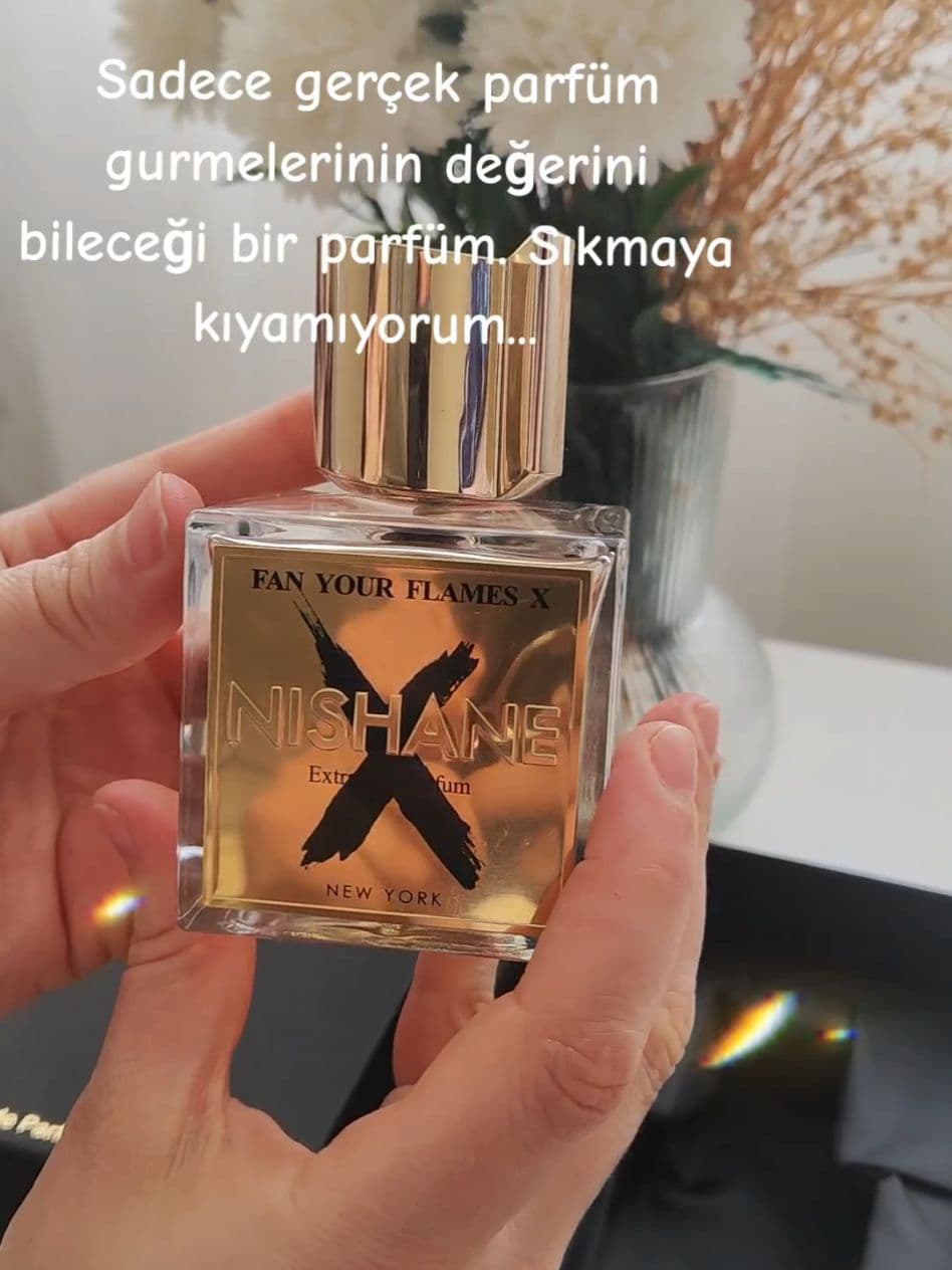 Nishane Fan Your Flames X  Sadece 1 parfüm kullanma hakkım olsa işte o perfüm bu olurdu. Hindistan Cevizi, Rom, Tütün ve Tonka Fasulyesi mükemmel bir kombinasyon olmuş.  Ateşli, ihtiraslı, günah kokan bir parfüm. Dikkat çekiciliği çok yüksektir. #luxury #fragrance #fragrancetiktok #parfum 