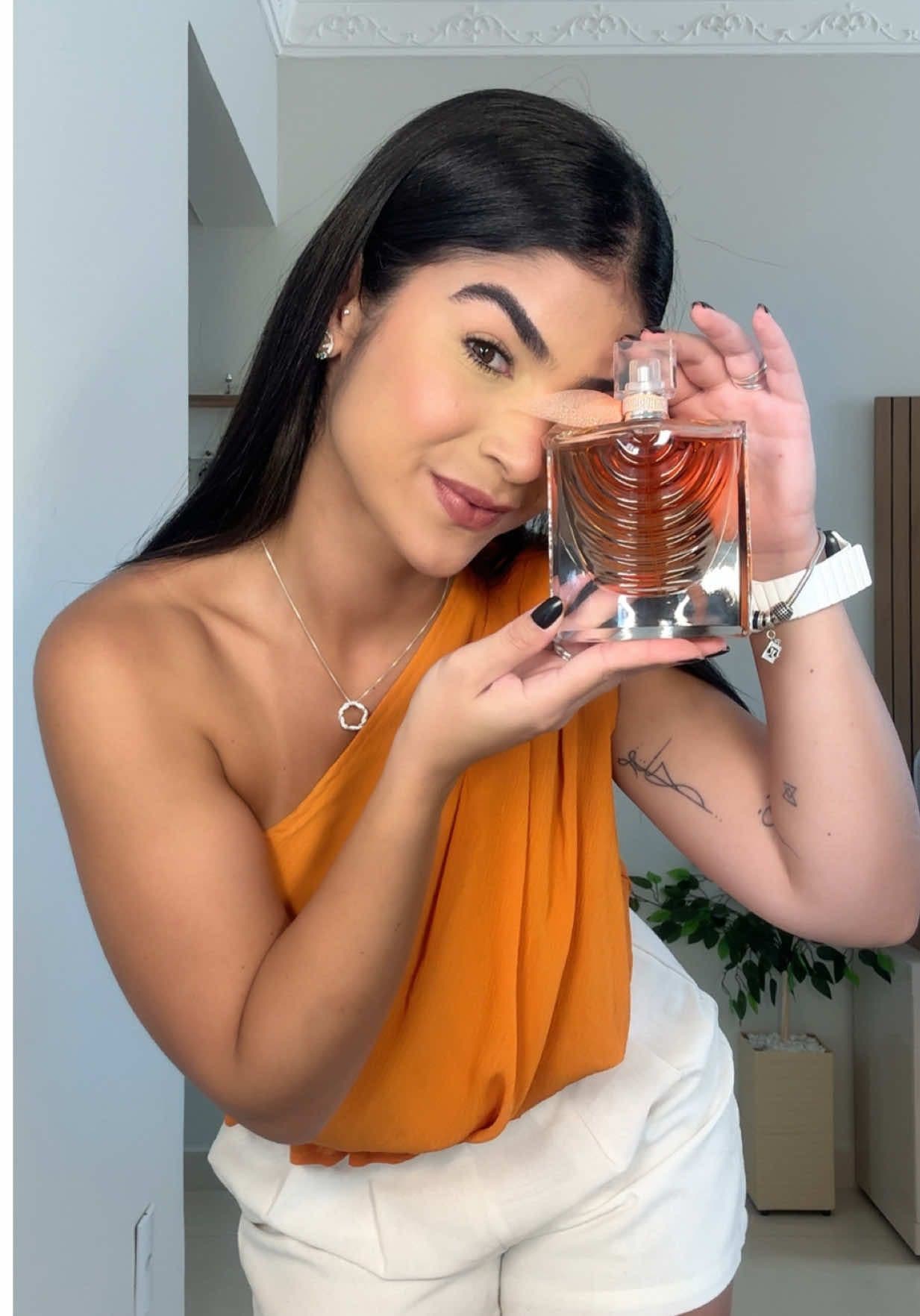 Paletando o perfume com meu look ✨ Obs.: Eu amo ter flankers do La Vie para usar de acordo com meu “mood”. E a escolha desse dia foi o La Vie Est Belle Iris Absolu. Cativante, feminino e muuuito marcante. Sua concentração especial de Íris Pálida é seu diferencial. Toda mulher deveria ter um desse para chamar de seu! 🧡🤍 Vocês o encontram no site: lancome.com.br e ainda podem usar nosso cupom: “FRAN10” (obrigada, de nada!) @Lancôme  #lavieestbelle #lavieestbelleirisabsolu #perfumaria #lancome #publicidade 