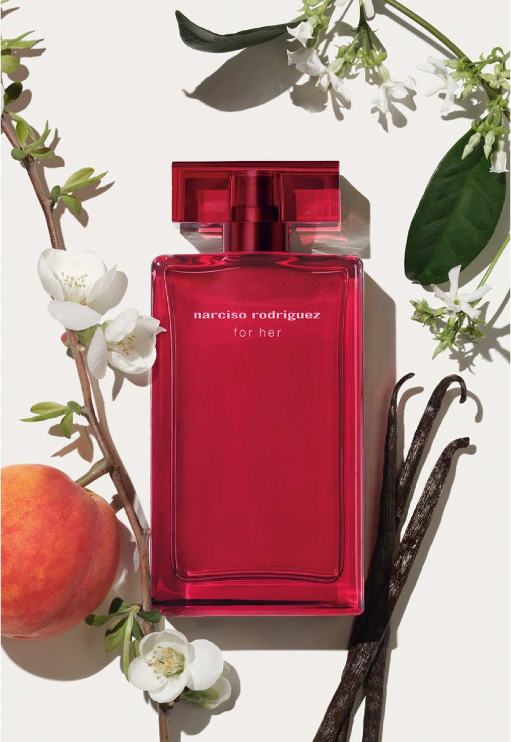 Le nouveau For Her Eau de Parfum Intense par Narciso Rodriguez, un parfum captivant infusé de pêche, de fleurs blanches et de vanille.   #EssenceOfHer