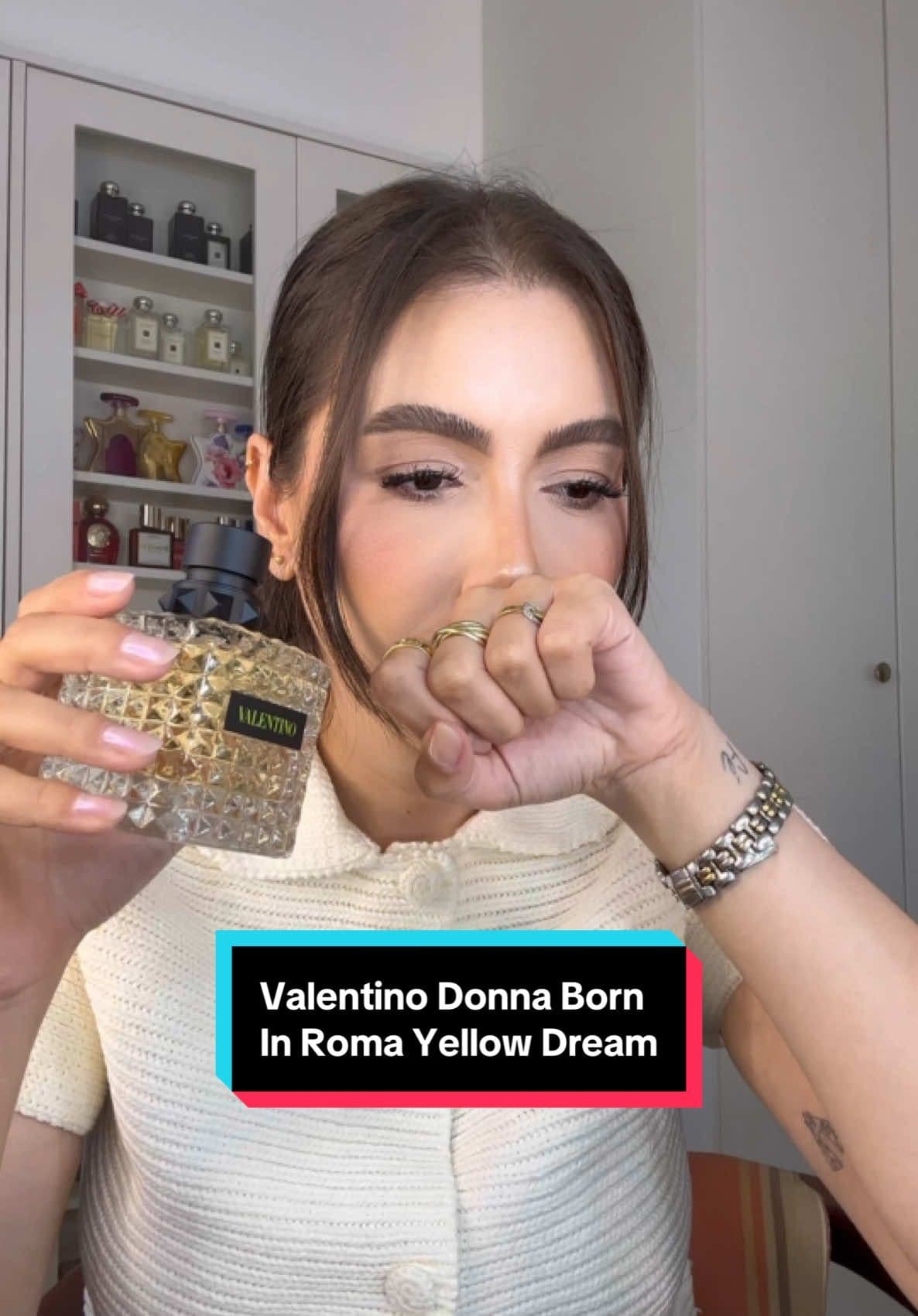 Born In Roma Yellow Dream @valentino.beauty 💛 Apaixonada! Perfume que remete conforto, delicadeza. Disponível na @epocacosmeticos a partir de 30ml por R$589.  #perfume #perfumetok #perfumetitktok #valentinobeauty #borninromayellowdream #perfumes #perfumecollection #perfumesimportados 