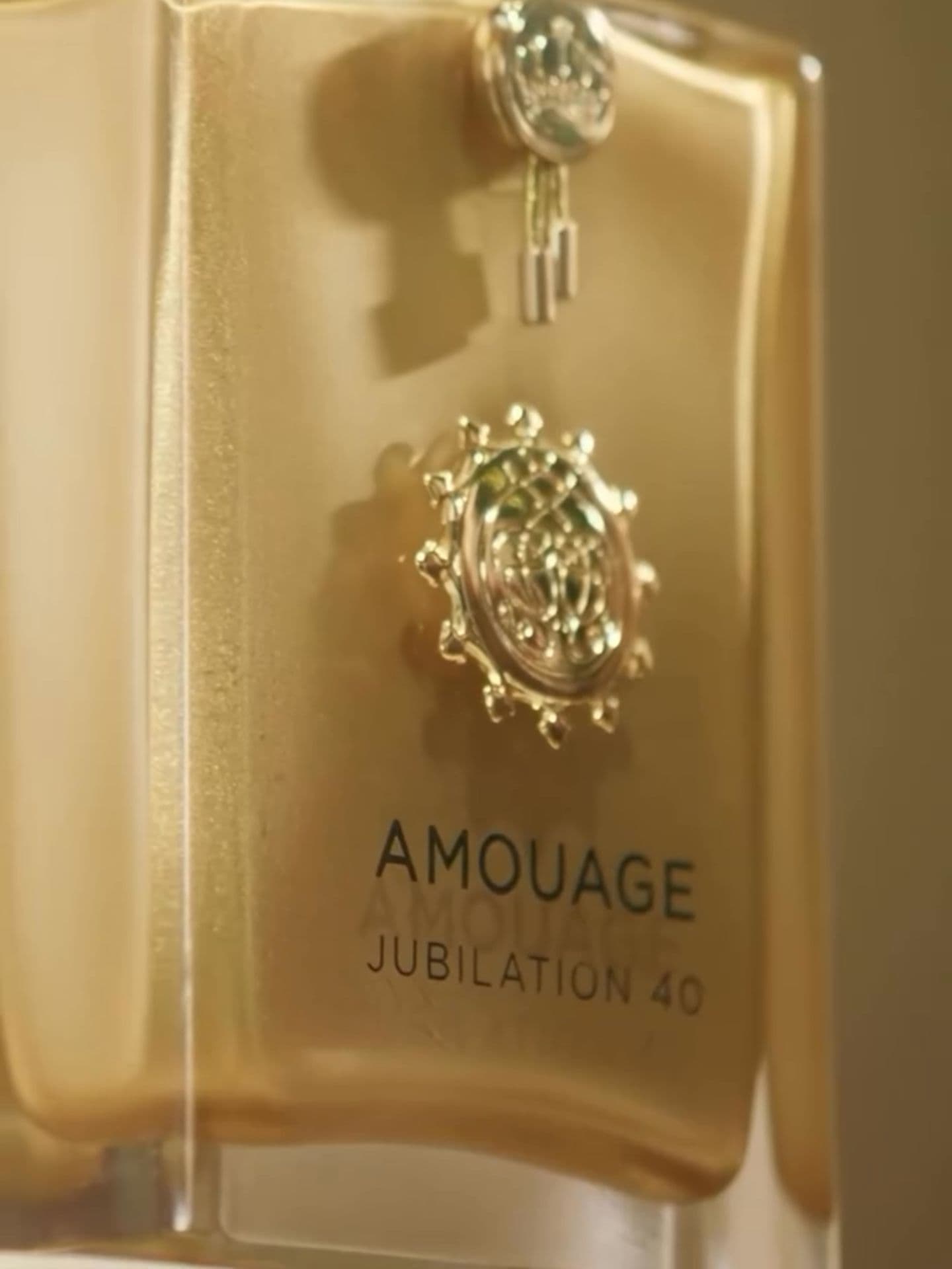 Jubilation 40 Man de Amouage: una celebración de maderas, especias y resinas. Elegancia atemporal y poder en cada nota. Para el hombre que deja huella. #Jubilation40Man #Amouage #EleganciaYCarácter
