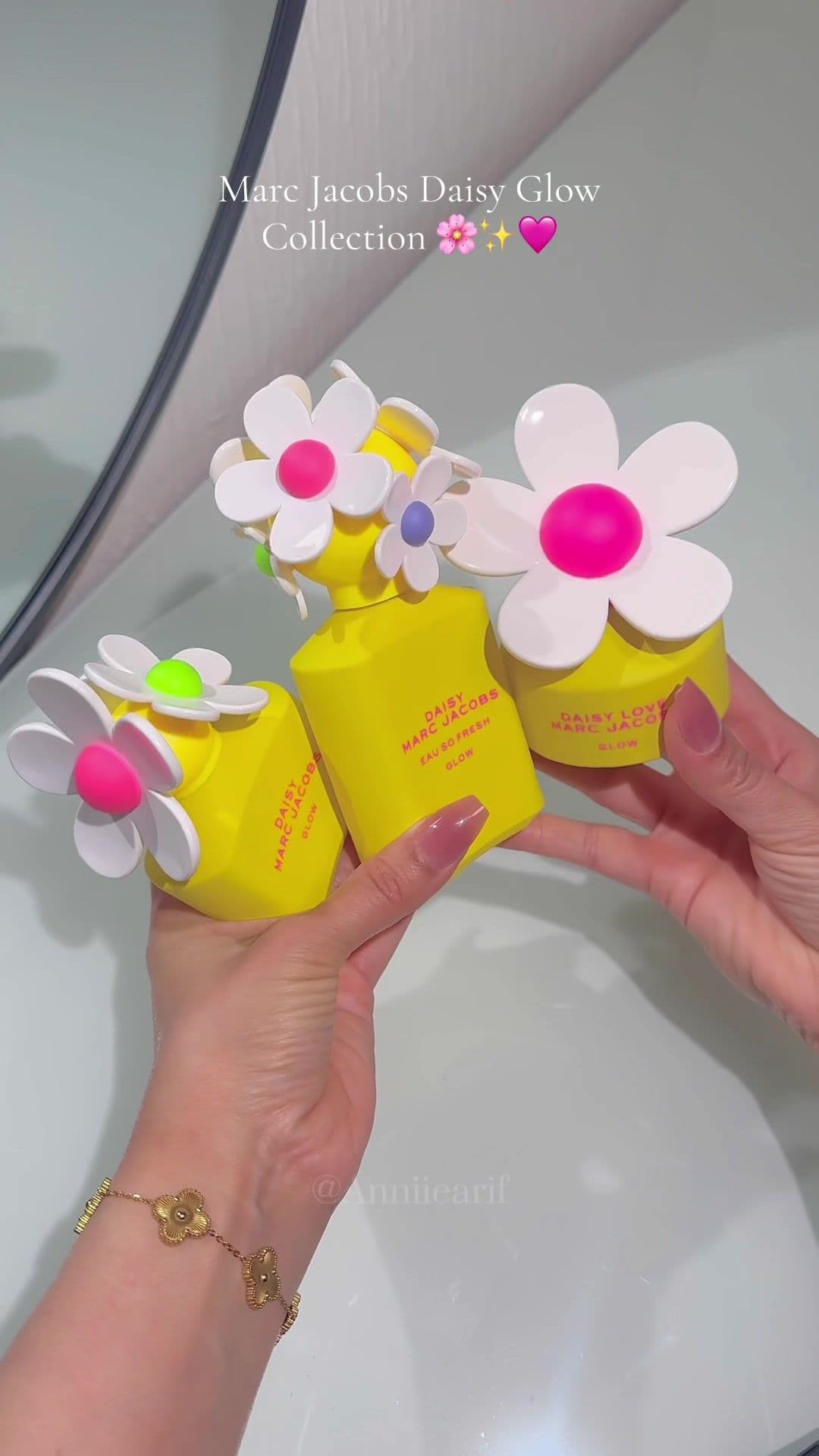 🌸Daisy Glow features top notes of bright, white strawberry, heart of gentle violet and marigold and base notes of warm white woods and vanilla. 🌸Daisy Glow Eau So Fresh opens with top notes of pear and grapefruit, heart of gentle violet and raspberry and base notes of mimosa extract, musk and cedarwood, evoking a walk in the woods on a bright summer day. 🌸Daisy Glow Love brings together top notes of crisp lemon essential oils, cloudberry and soothing bergamot, heart of clove essential oil, jasmine and lemon blossom and base notes of warm cashmere musk and patchouli oil @MarcJacobsFragrances @The Perfume Shop Limited  {𝖯𝗅𝖾𝖺𝗌𝖾 𝖽𝗈 𝗇𝗈𝗍 𝗎𝗌𝖾 𝗆𝗒 𝖼𝗈𝗇𝗍𝖾𝗇𝗍 𝗐𝗂𝗍𝗁𝗈𝗎𝗍 𝗉𝖾𝗋𝗆𝗂𝗌𝗌𝗂𝗈𝗇} ♡ ♡ ♡ ♡ ♡ ♡ ♡ ♡ ♡ ♡ ♡ ♡ ♡ ♡ ♡ ♡ ♡ ♡ ♡ ♡ ♡  Perfume • Sensual Perfume • Rich Perfume • Comforting Perfume • Pinterest Girl • Uk Blogger • London • Scent Of The Day • New Perfume • Pink Aesthetic • Perfume Reel • Luxury Perfumes • Soft Girl Aesthetic • Perfume Aesthetic • Perfume Love • Perfume Reviews • Perfume Hacks • Vanity • Perfume Community • Perfume Collection • Pink • That Girl • Soft Girl • Perfume Unboxing • Perfume Inspo • Asmr • Unboxing • Aesthetic • Perfumes • Perfume Lovers • Perfume Addict • Perfume Reels • Oud • Perfume Collector • Luxury Perfume • Fragrance Collection • Fragrance Lover • Sotd • I Love Perfume • Smell Good • Grow De Parfum • Perfume Girl • That Girl Aesthetic #fyp #trendingreels #fragrance #MarcJacobsFragrance #DaisyGlow