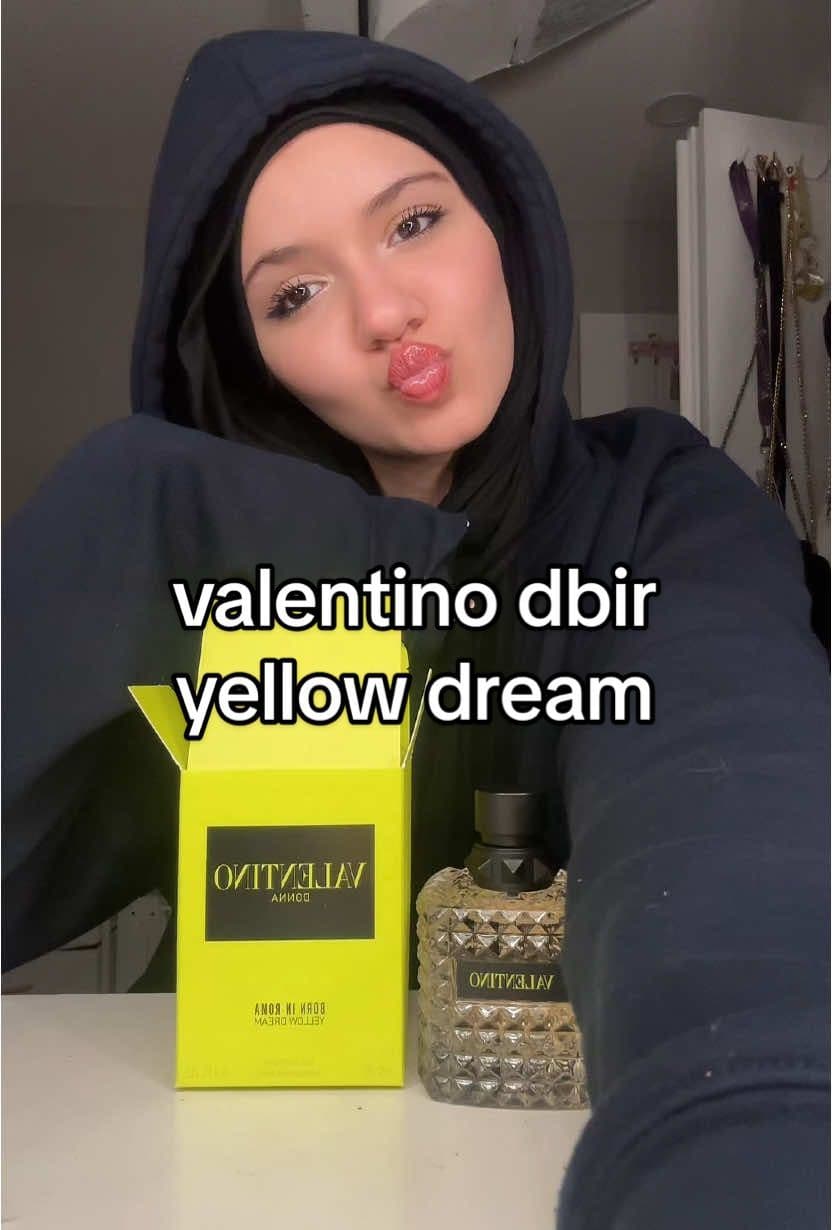 this perfume is not talked about enough 😍😍 @Valentino.Beauty #valentinobeauty #valentinoperfume #perfumereview #perfumeunboxing #valentinodonnaborninroma #donnaborninroma #yellowdream #dbir #dbiryellowdream #perfumetiktok 