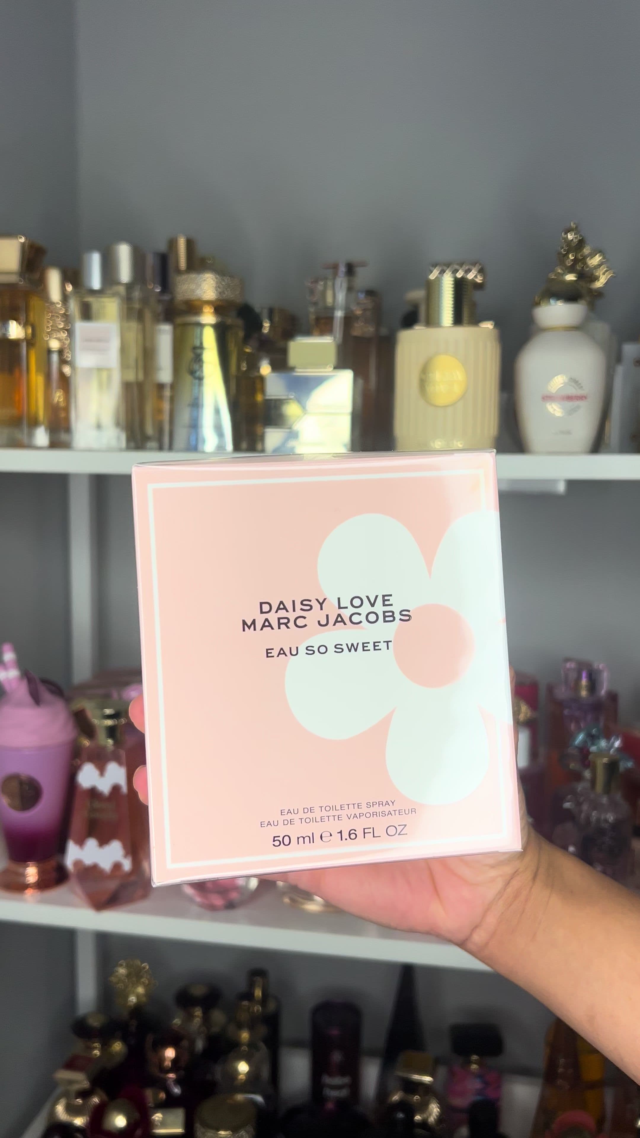 Marc Jacobs Daisy Love Eau So Sweet is the perfect name for this playful, soft, and girly scent. It opens with a sparkling burst of white raspberry, bergamot, and crystallized cloudberries, giving it a juicy sweetness. The heart blooms with daisy tree petals and jasmine milk, while the base settles into a warm hug of sugar musk and white iris wood. Light, airy, and effortlessly charming — it’s like sunshine in a bottle. #MarcJacobsPerfume #DaisyLoveEauSoSweet #SweetPerfume #FruityFloral #PerfumeLover #FragranceAddict #ScentOfTheDay #PrettyInPink #EverydayPerfume #designerfragrances 