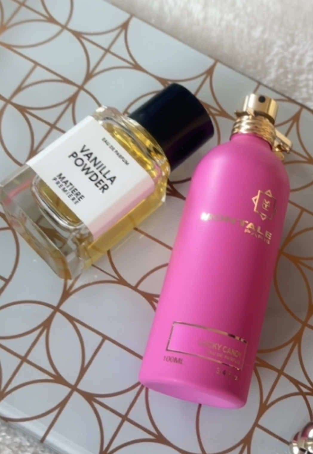 Lucky Candy x Vanilla Powder🤍🩷🤍 If I'm completely honest I barely reach for Lucky Candy unless it's spring or summer. Heavy florals shine in the heat and my goodness this scent combo here, l'm obsessed. Both fragrances have a musky-coconut-vanilla feel so they layer together beautifully. The gourmand notes in lucky candy add a playful, sweet and flirty twist to this layering combo. Full note breakdown below😍🥰 ✨Montale - Luck Candy Top Notes: Bergamot, Honey and Cacao; Middle Notes: Frangipani, Marshmallow, Neroli, Coconut and Lily of the Valley; Base Notes : Musk, Vanilla, Toffee and Amber. ✨Matiere Premier - Vanilla Powder Top Notes: Coconut Powder and Heliotrope; Middle Note: Madagascar Vanilla; Base Notes: Vanilla Absolute, White Musk, Musk, Palo Santo, Lactones and Coconut. What're your thoughts on these two fragrances? Have you tried layering these two together?👀💕 . #vanillapowder #luckycandy #scentcombo #perfumetiktok #fragrance #montale #matierepremiere #muskyperfume #cocon#sotd #nicheperfume 