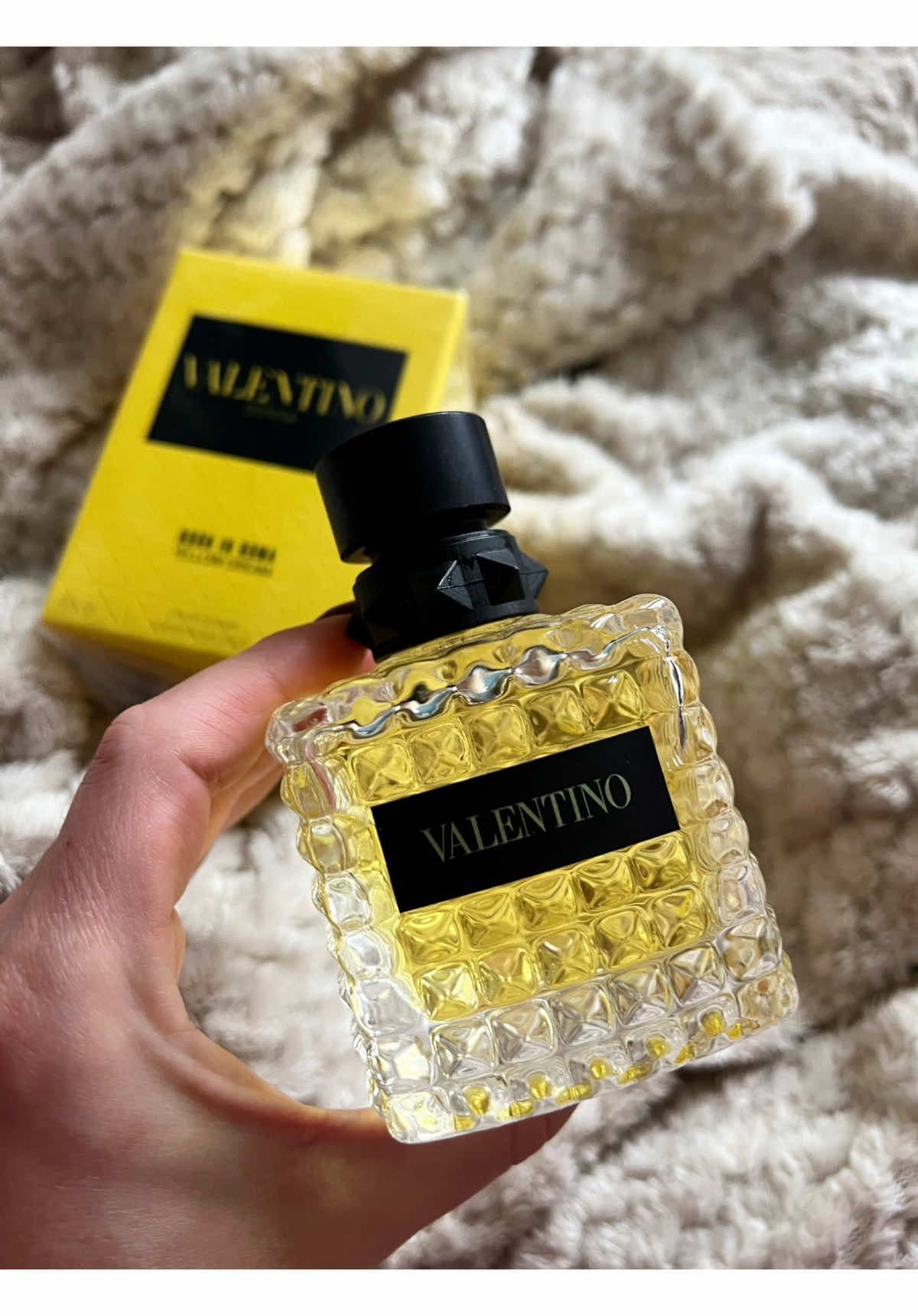 ✨ VALENTINO Donna Born in Roma Yellow Dream ✨ Idealny zapach na słoneczne dni — świeży, kwiatowo-cytrusowy, z nutą zmysłowej elegancji. 🌼🍋 Flakon, który zachwyca od pierwszego spojrzenia i zapach, który zostaje w pamięci. 💛 #Valentino #YellowDream #Perfumy #FragranceLover #ZapachDnia #LuxuryFragrance #BornInRoma