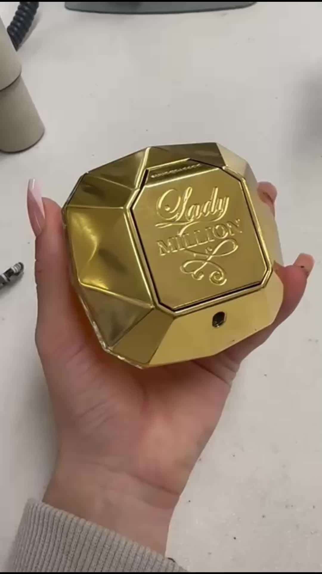 Rabanne LADY MILLION Fabulous Eau De Parfum 30ml✨ A floral amber fragrance for her by Rabanne, where sparkling white florals clash with a deeply seductive base. Vibrant pink-pepper and fresh mandarin introduce a radiant solar-floral bouquet; with jasmine, ylang-ylang and creamy tuberose. Elegant moss and tonka bean add a contrasting powerful glow that shimmers with rich vanilla - creating a lasting warm fragrance.  https://communityuk.rabanne.com/i/anam.f @rabanne #Advertising #RabanneBeautyLovers #rabanneparfums #RabanneMakeup #unboxing #Luxury #LuxuryCosmetics #LuxuryMakeup #MakeUp #Beauty #BeautyLovers #Eyeshadow #EyeshadowPalette #rabanneeyshadow #beautyproducts #pacorabanne #makeuplover #designermakeup #ugc #ugccreator 