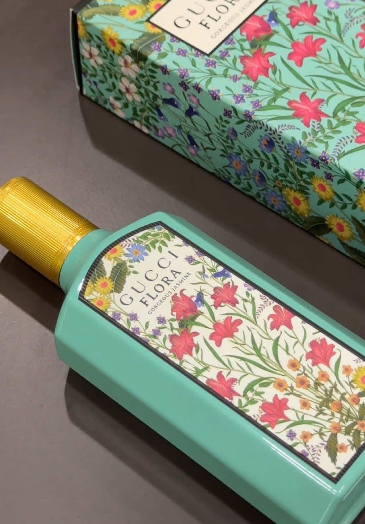 Hoa nhài nở, trời trong xanh, gió mát lành khẽ lướt qua vai áo, mang theo vị ngọt ngào trong veo của mùa hè. Gucci Flora Gorgeous Jasmine tựa như một ngày nắng đẹp, bình yên và mộng mơ. 💐 #annora #annoravn #gucci #flora #jasmine #gorgeousjasmine #gucciflora #guccifloragorgeousjasmine #unboxing #fragrance #perfumetiktok #asmr #fyp #review #beauty #nuochoa #nuochoachinhhang #nuochoanam #nuochoanu #xuhuongtiktok #viral 
