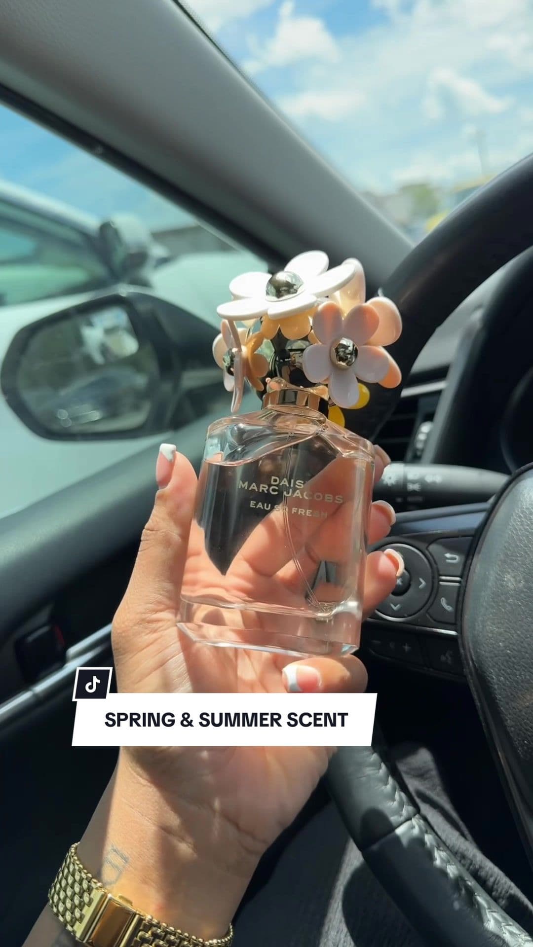 You’ll be picking this scent up everyday! This has taken my scent to a new level! 😮‍💨 #parfume #perfume #perfumetiktok #perfumes #parfumes #perfumetok #marcjacobs #eaudeparfum #scenttok 