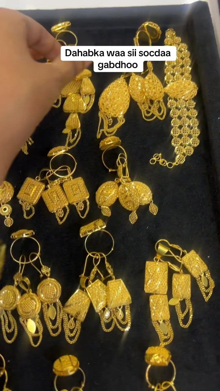 Xarunta waxey ku tal taleh smart mall Kin’s Closet. #dahab  #taleh #smartmall #21kgold #somalitiktok 