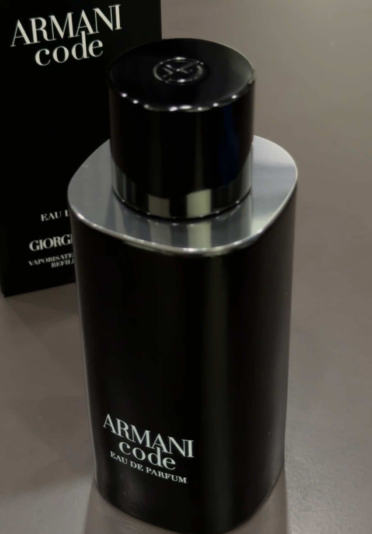 Armani Code Eau de Parfum (2024) là một sự kết hợp hoàn hảo giữa sự tươi mới từ quýt xanh, ấm áp, nam tính từ nhục đậu khấu và sự gợi cảm, mượt mà của đậu Tonka. Nó không đi theo lối mòn mà tìm cách hiện đại hóa một biểu tượng, mang đến một phiên bản Code trưởng thành, quyến rũ và đầy sức hút. 🕶️ #annora #annoravn #armani #giorgioarmani #armanicode #eaudeparfum #unboxing #fragrance #perfumetiktok #asmr #fyp #review #beauty #nuochoa #nuochoachinhhang #nuochoanam #nuochoanu #nuochoaniche #xuhuongtiktok #viral