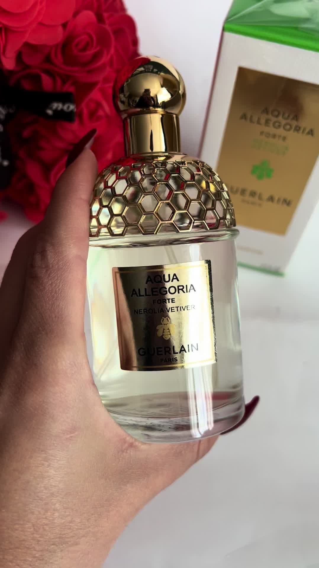 🌿 Aqua Allegoria Forte Nerolia Vetiver – zmysłowa moc natury od Guerlain 🌿 W słońcu zanurzona neroli spotyka szlachetny wetiwer, tworząc kompozycję pełną ciepła, elegancji i głębi. Ta intensywnie zielona, cytrusowo-drzewna woda perfumowana to zaproszenie do podróży przez śródziemnomorskie ogrody o zachodzie słońca. ✨ Neroli – kwiat pomarańczy w swojej najczystszej postaci ✨ Wetiwer – ziemista baza o luksusowym charakterze ✨ Ciepło złocistego światła – podkreślone nutami figi i drewna Zamknięta w charakterystycznym flakonie z motywem plastra miodu – piękno natury w najpiękniejszej formie. 🍊🌿🌅  #AquaAllegoriaForte #NeroliaVetiver #Perfumy #ZapachLata #ElegancjaNatury #PerfumyDnia