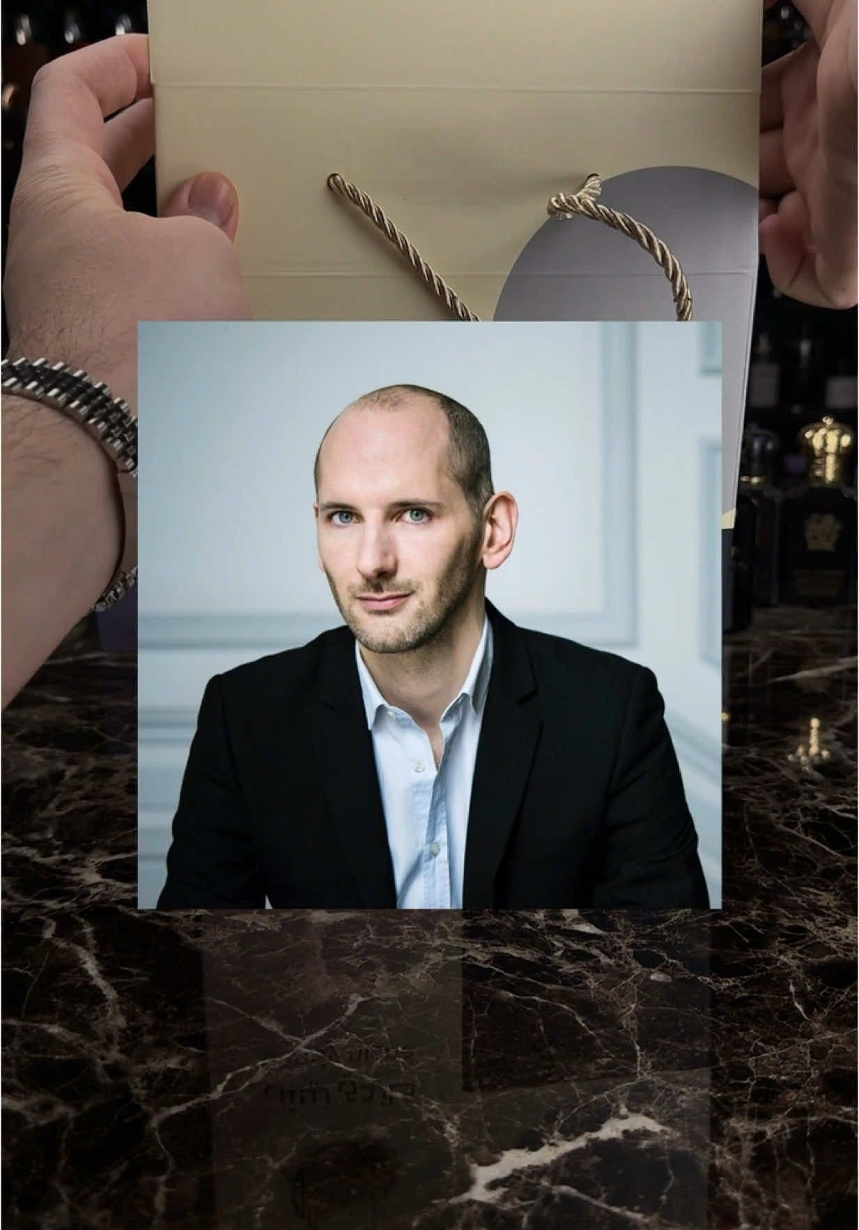 توقعوا وش العطرين الي اخذته من كاندي نيش. العطر الأول: بو برتغال من كريد عطر كلاسيكي رجالي أنيق من العطور القديمة الفاخرة. العطر الثاني: ديسشن من أمواج عطر من تصميم العطار كوانتن بيش. تجربة تجمع بين عطر نيش كلاسيكي وعطر نيش حديث. Bois du Portugal by Creed Decision by Amouage