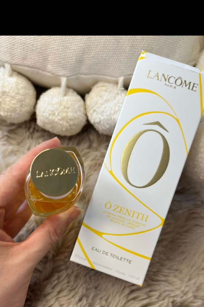[Werbung | Produkttest] Ich durfte den neuen Duft Ô Zenith Eau de Toilette von Lancôme über den @hometesterclub_de testen – danke dafür! 🌿 Mein Fazit: Ein sehr leichter, frischer Sommerduft, der angenehm neutral ist. Für mich perfekt an heißen Tagen – nicht zu süß, nicht zu stark, einfach clean und belebend. 🌞 Ich finde, er passt sowohl zu Frauen als auch Männern – also ein echter Unisex-Duft. ✨ Was mir gefällt: 	•	super frisch 	•	nicht aufdringlich 	•	toll für den Alltag ⏳ Was ich mir noch wünschen würde: 	•	etwas mehr Haltbarkeit – nach ein paar Stunden ist der Duft kaum noch da Kennst du den Duft schon oder bist du eher Team süß & intensiv? #Produkttest #hometesterclub #Lancome #ÔZenith #duftliebe #sommerduft #beautyü40 #parfumtest #unisexduft@Home Tester Club @Lancôme 