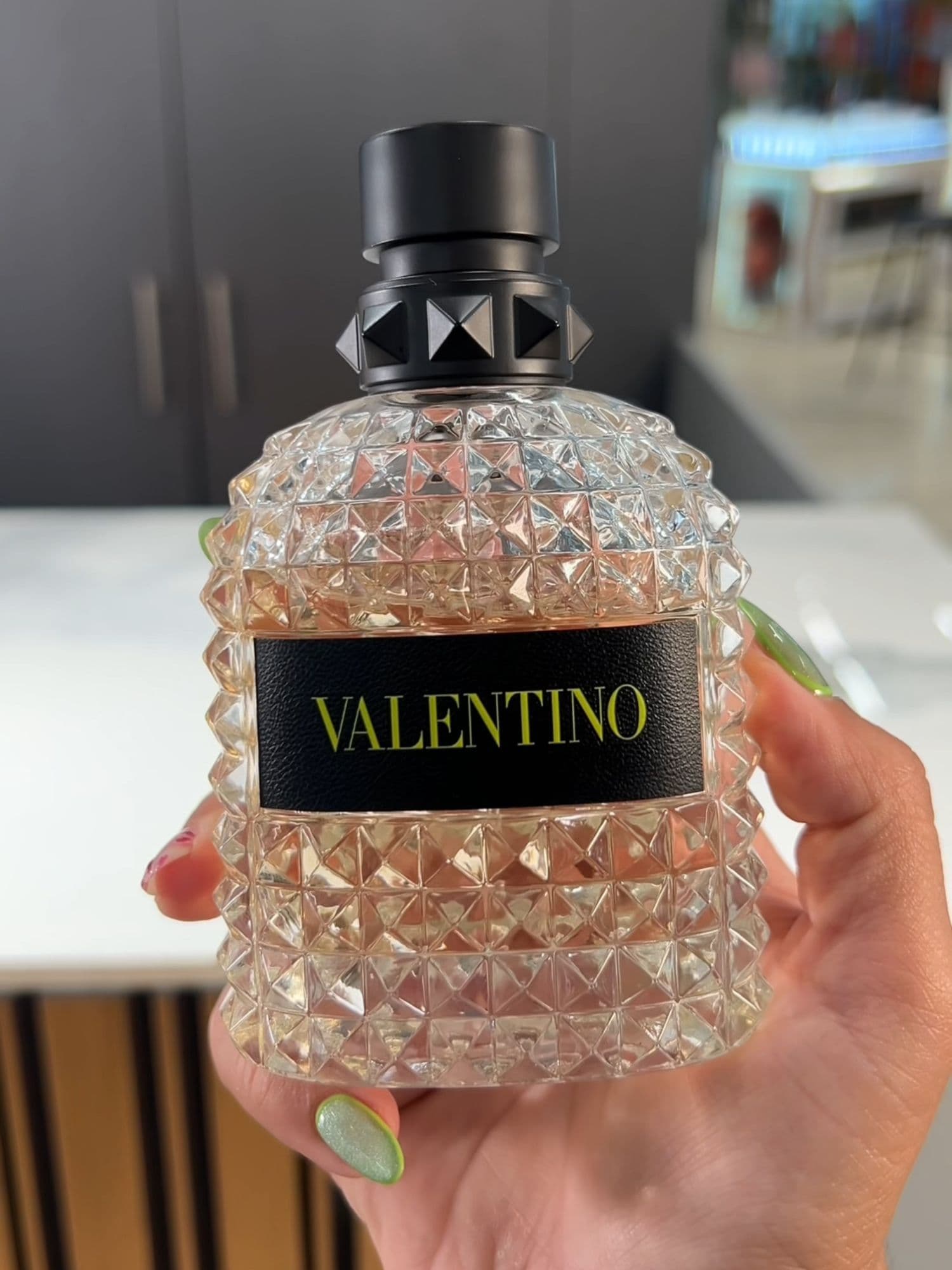 🌟 ¿Buscas una fragancia que hable por ti? 🌟 💛 Valentino Uomo Born in Roma Yellow Dream es más que un perfume… es una declaración de estilo. Perfecta para el hombre moderno, seguro, atrevido y con una vibra única que deja huella. 🌆 Notas frescas, especiadas y llenas de energía. 💥 Ideal para hombres jóvenes, carismáticos, urbanos y con actitud 🔥 Un aroma que convierte cada momento en una experiencia inolvidable. 🛍️ Disponible en Fragancias Boutique Haz clic en el link de la bio y descubre tu nueva firma aromática. 📲 ¡No dejes que te lo cuenten, vívelo tú mismo! 📈 #PerfumeMasculino #ValentinoUomo #FraganciasDeLujo #FraganciasBoutique #PerfumesVirales #PerfumeTikTok #YellowDream #PerfumeHombre #ValentinoYellowDream #TikTokFragancias #Venezuela #fyp #perfumesoriginales