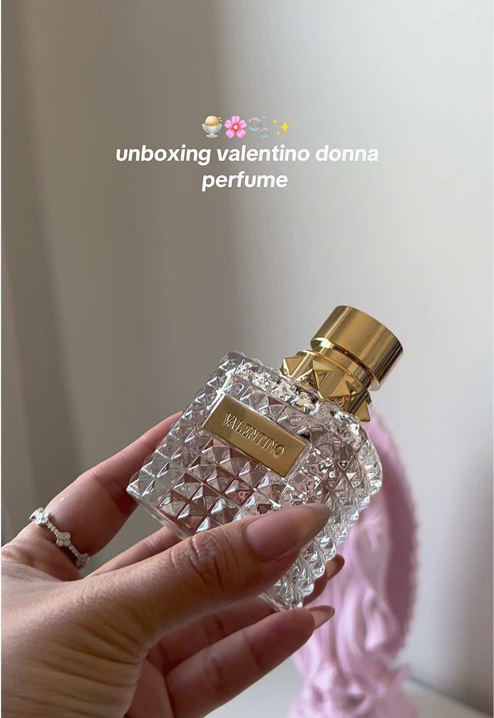 she smells amazinggggg. grapefruit, vanilla, leather, bergamot ✨ #valentino #her #perfume 