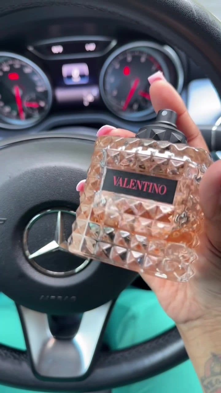 VALENTINO DONNA BORN IN ROMA : CORAL FANTASY 🍊Notes: orange, jasmine, rose, ambrette, musk #valentino #valentinocoralfantasy #valentinoborninroma #coralfantasy #perfume #perfumetiktok #perfumetok #fragrance #fragrancetiktok #orange #coral #perfumecollection #fragrancecollection #fyp #fypシ #fypシ゚viral #viral #smellgood #summertime #buildingmycollection #sephora #ulta 