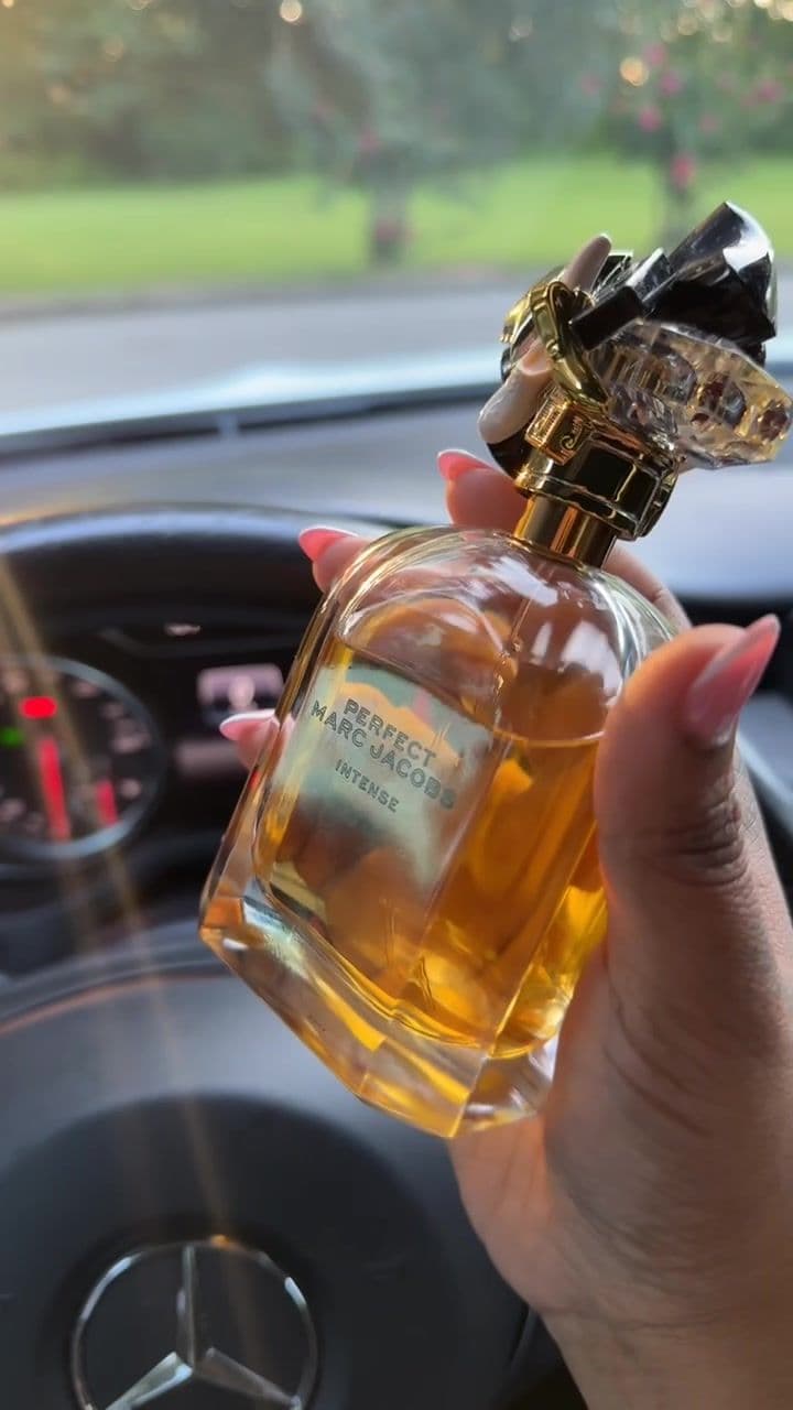 MARC JACOBS: PERFECT INTENSE 🍒 NOTES: roasted almonds, pink pepper, pamplezest, daffodil absolute, jasmine sambac, sesame oil, sandalwood New Caledonia cashmeran #marcjacobs #perfect #intense #fragrance #fragrancetiktok #fragrancetok #fragrances #perfume #perfumetiktok #perfumetok #perfumes #perfumecollection #fragrancecollection #grwm #smellgood #datenight #viral #viralvideo #trending #fyp #fypシ #fyppppppppppppppppppppppp #fypシ゚viral #fypp #sephora #ulta #ultabeautyattarget 