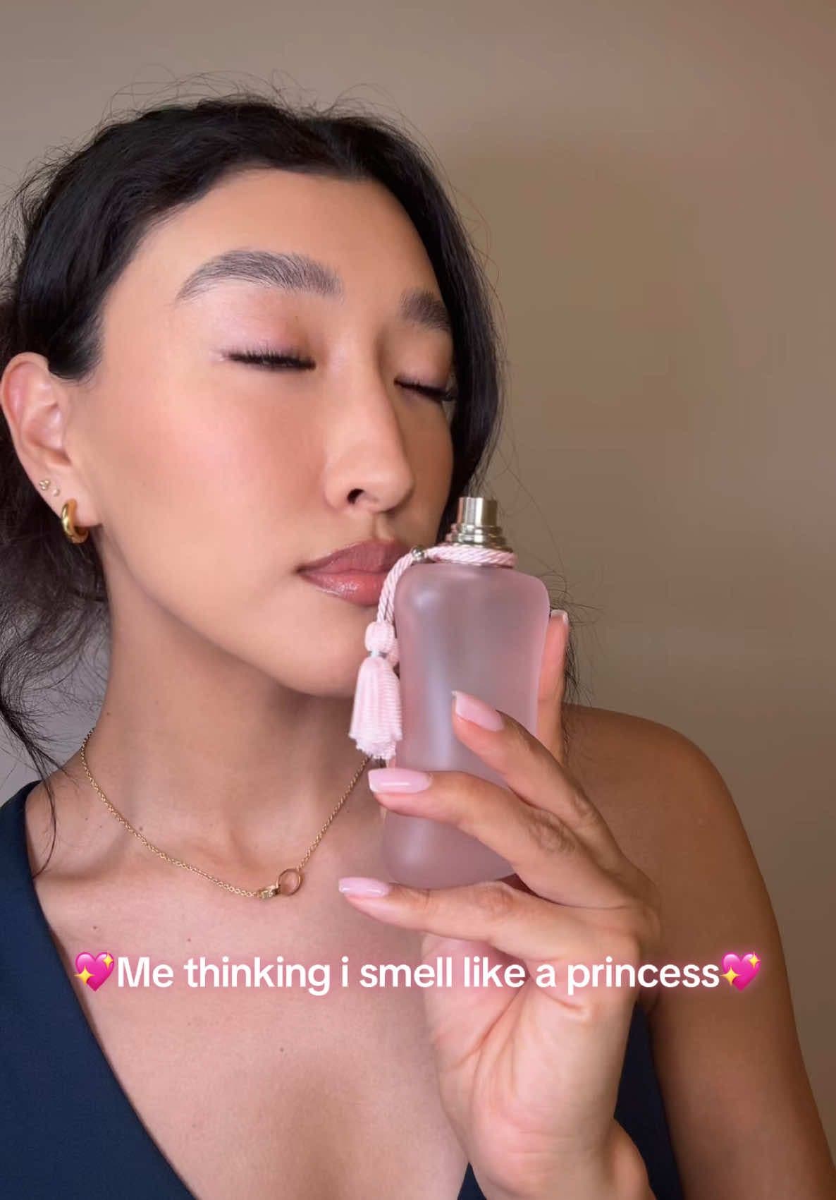 @Parfums de Marly my fave for years now🫶🏻💖🤤 Snoop got on it after💁🏻‍♀️ #parfumsdemarly #perfume #delina #delinalarosee 